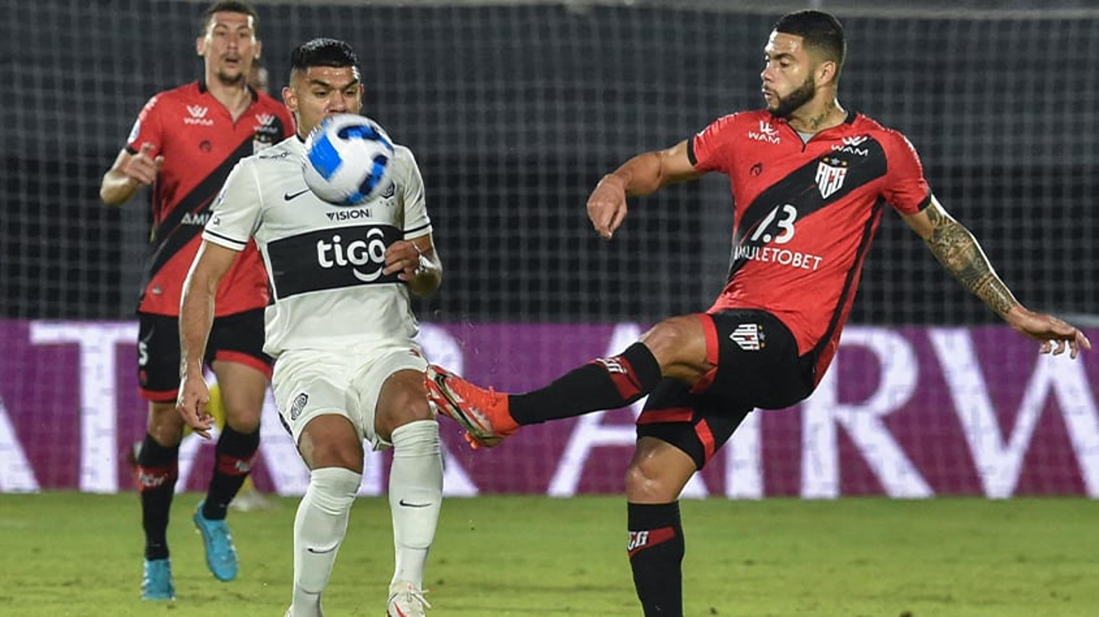 Jogadores do Olimpia lamentam eliminação para o Atlético-GO na Sul-americana