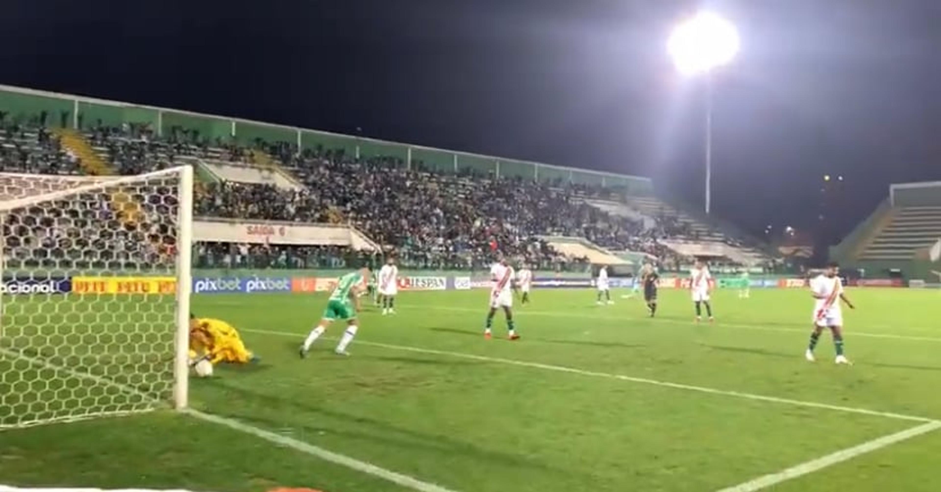 Com gol contra, Chapecoense vence Sampaio Corrêa e respira na Série B