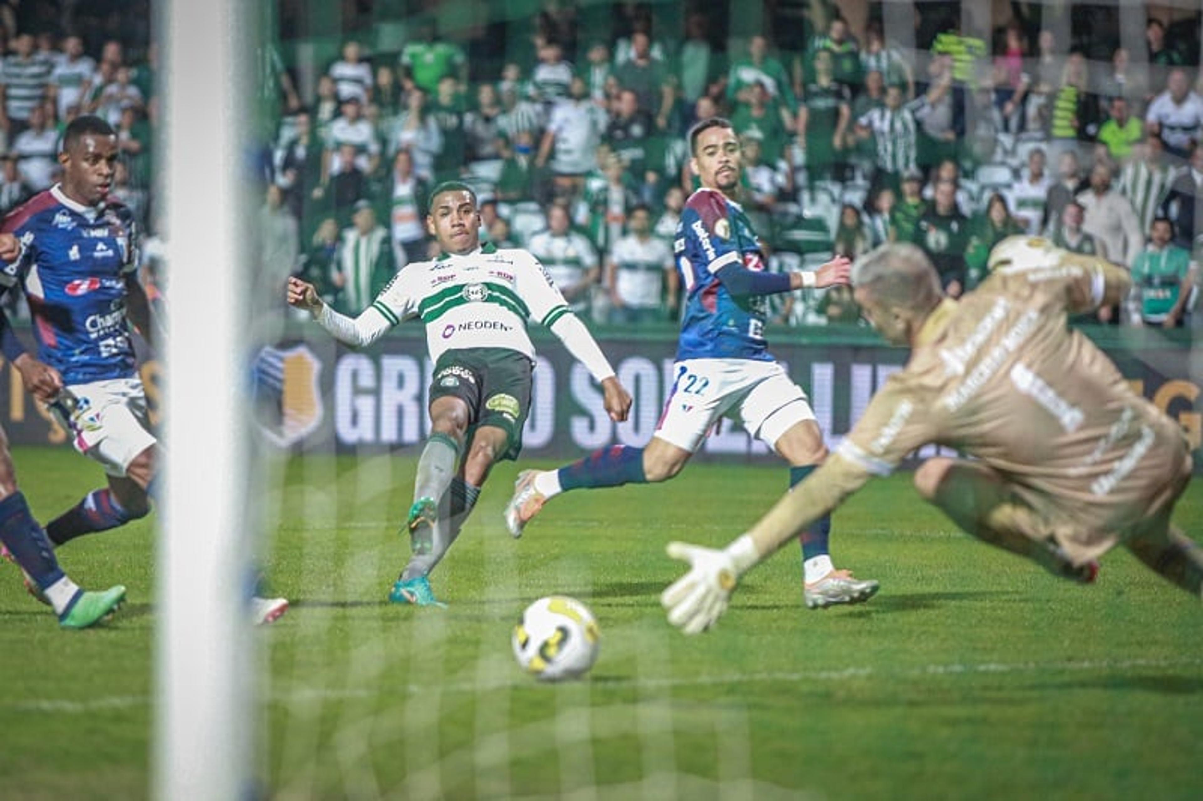 Zé Hugo relembra trajetória após primeiro gol pelo Coritiba