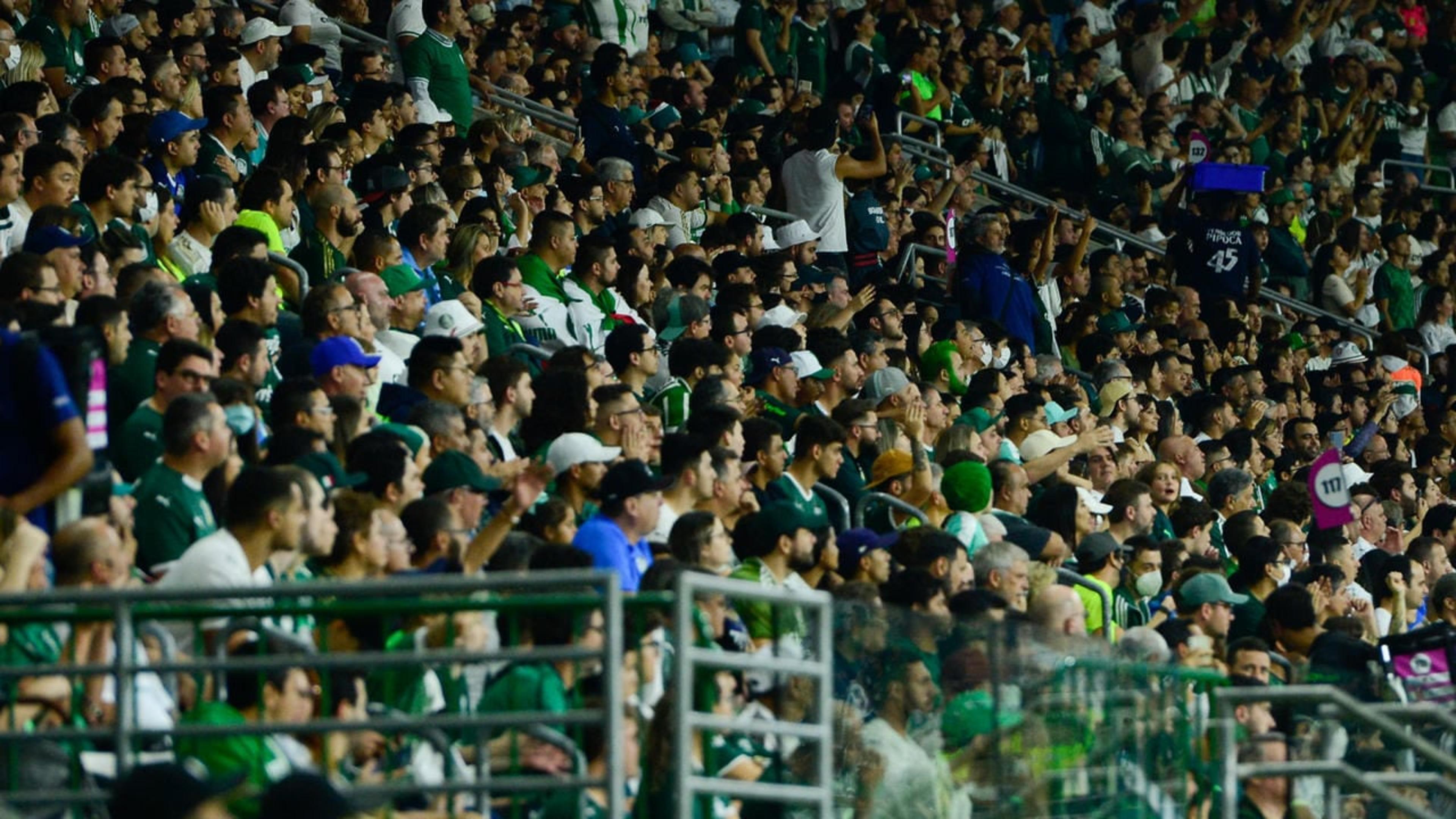 Torcida do Palmeiras protesta contra a diretoria após eliminação para o rival na Copa do Brasil: ‘Sem vergonha’