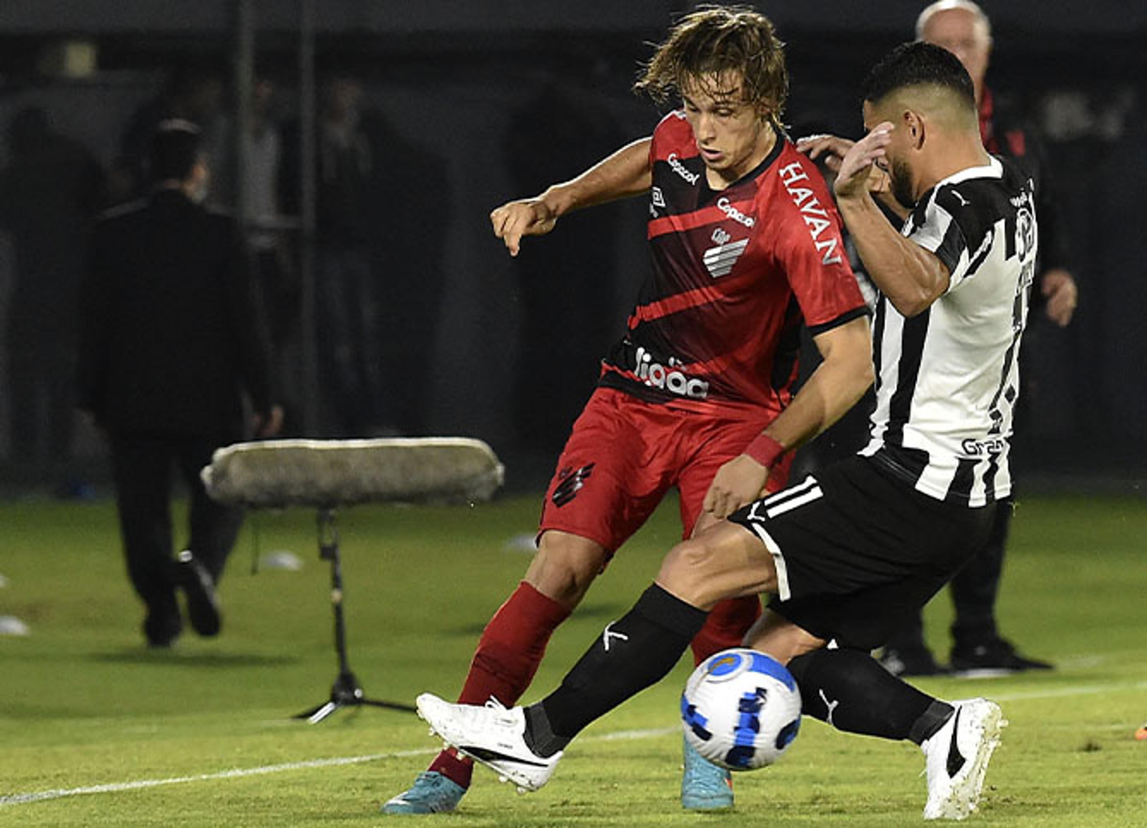 Libertad sai na frente, mas Athletico arranca empate para avançar na Libertadores