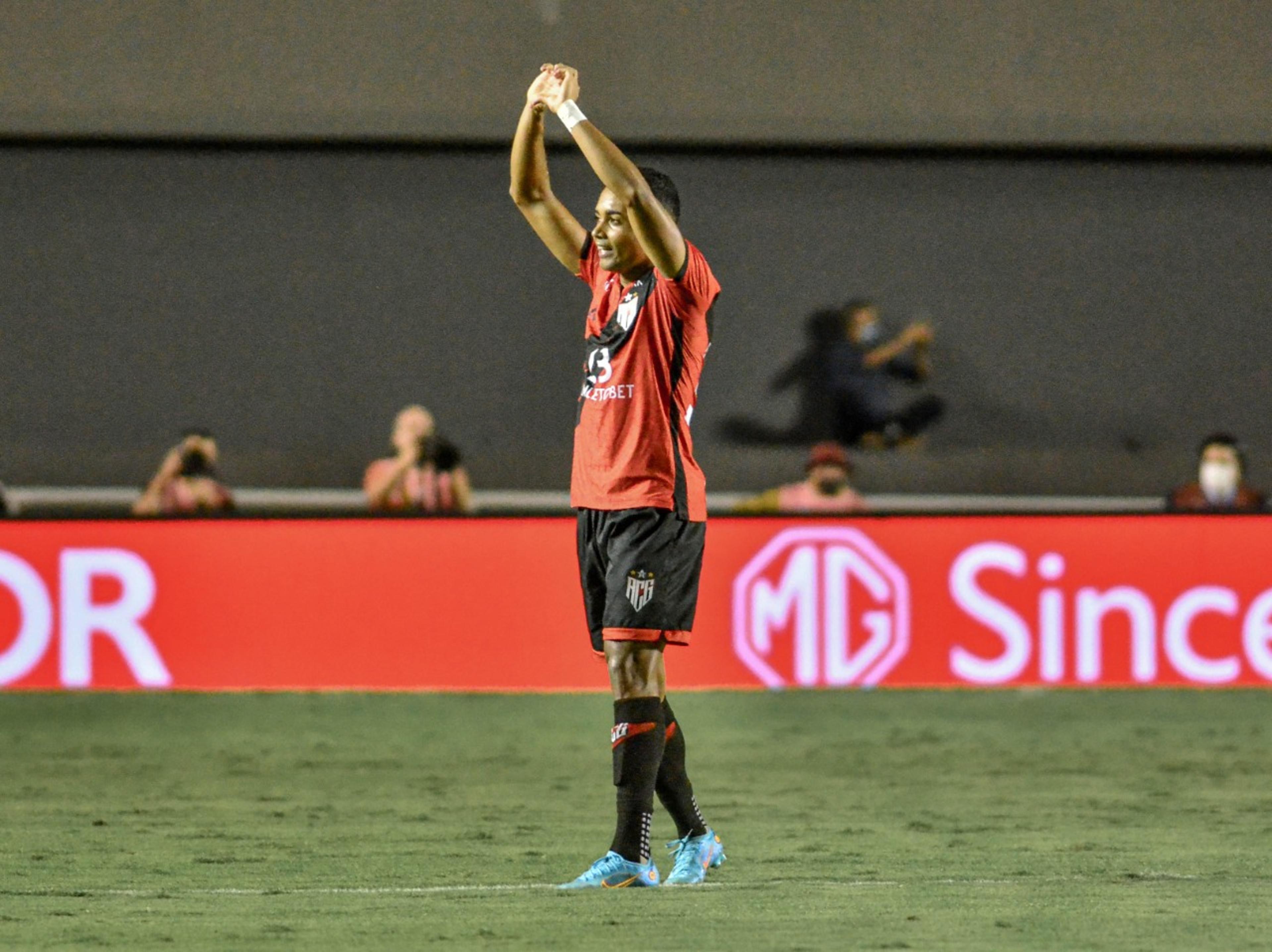 Airton, um dos heróis da classificação do Atlético-GO na Sula, celebra feito e foca no jogo contra o Santos