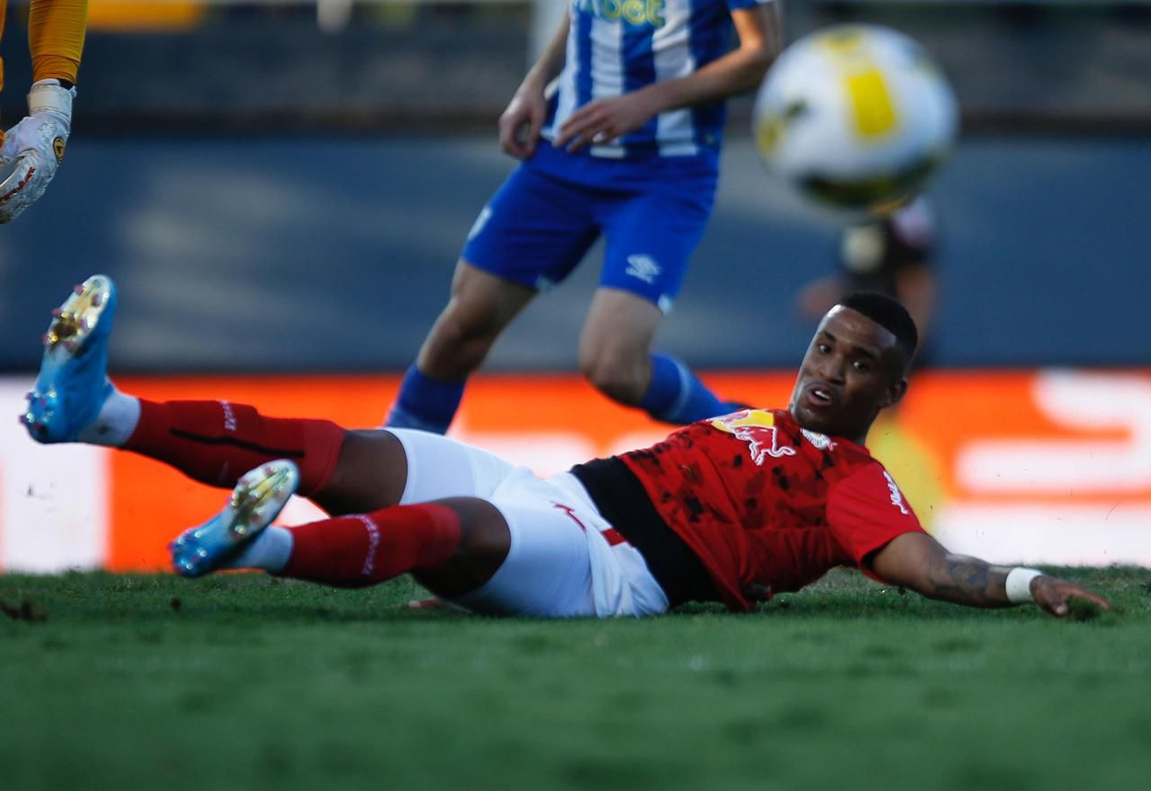 Bragantino confirma lesão muscular do atacante Alerrandro