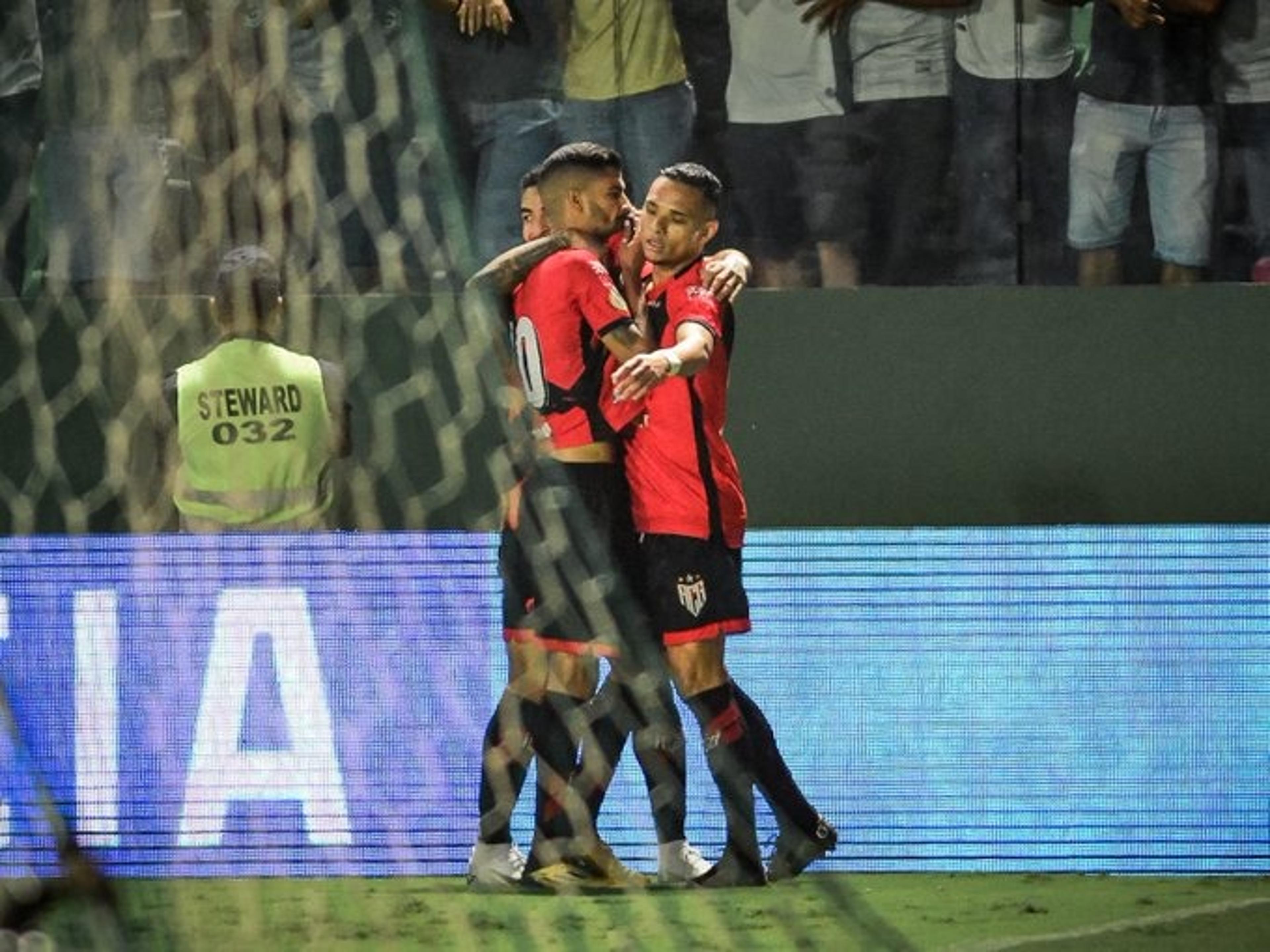 Atlético-GO dá show, vence o Goiás e se classifica às quartas da Copa do Brasil