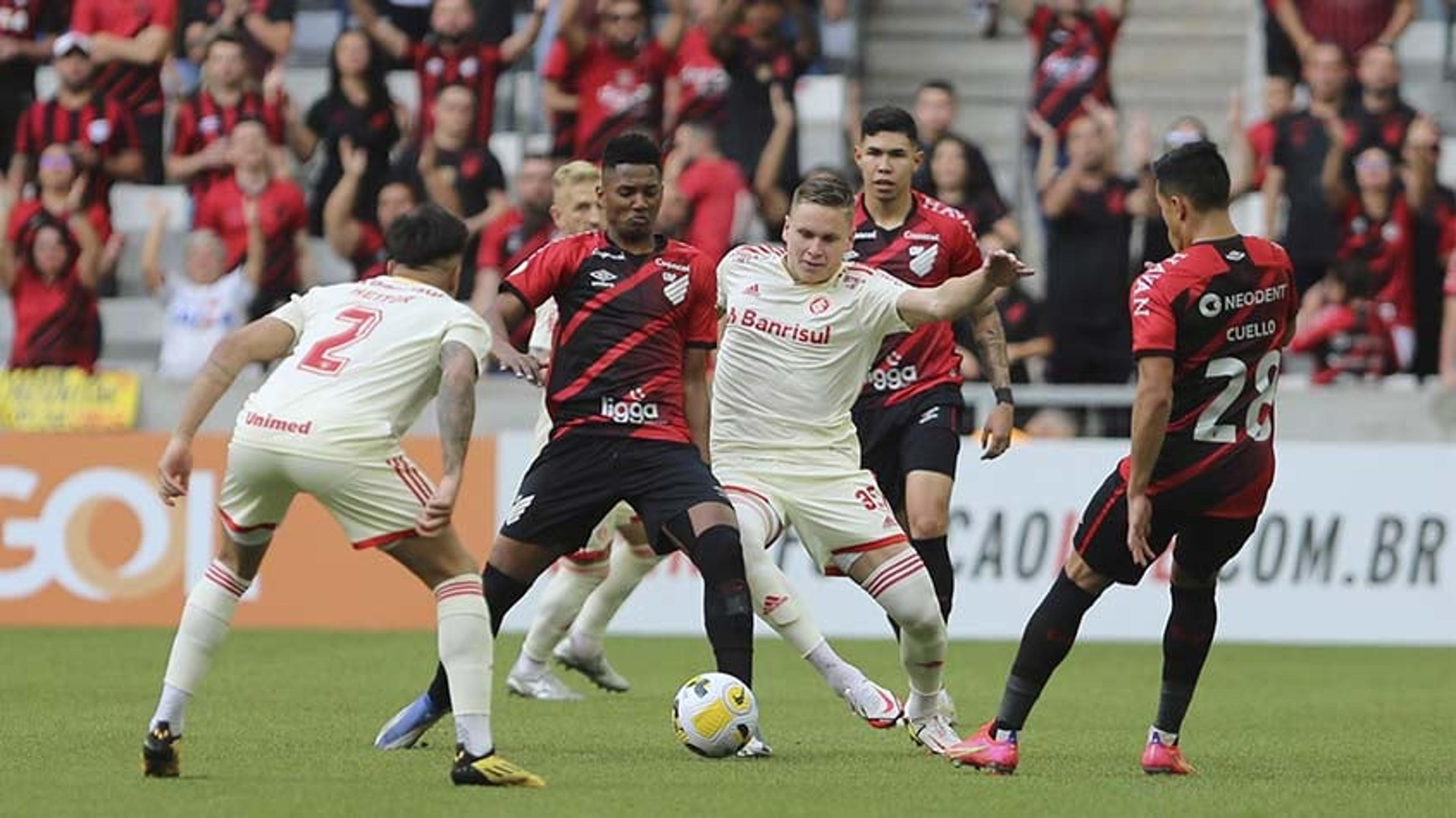 Em confronto direto pela liderança do Brasileirão, Athletico-PR e Inter empatam sem gols em Curitiba