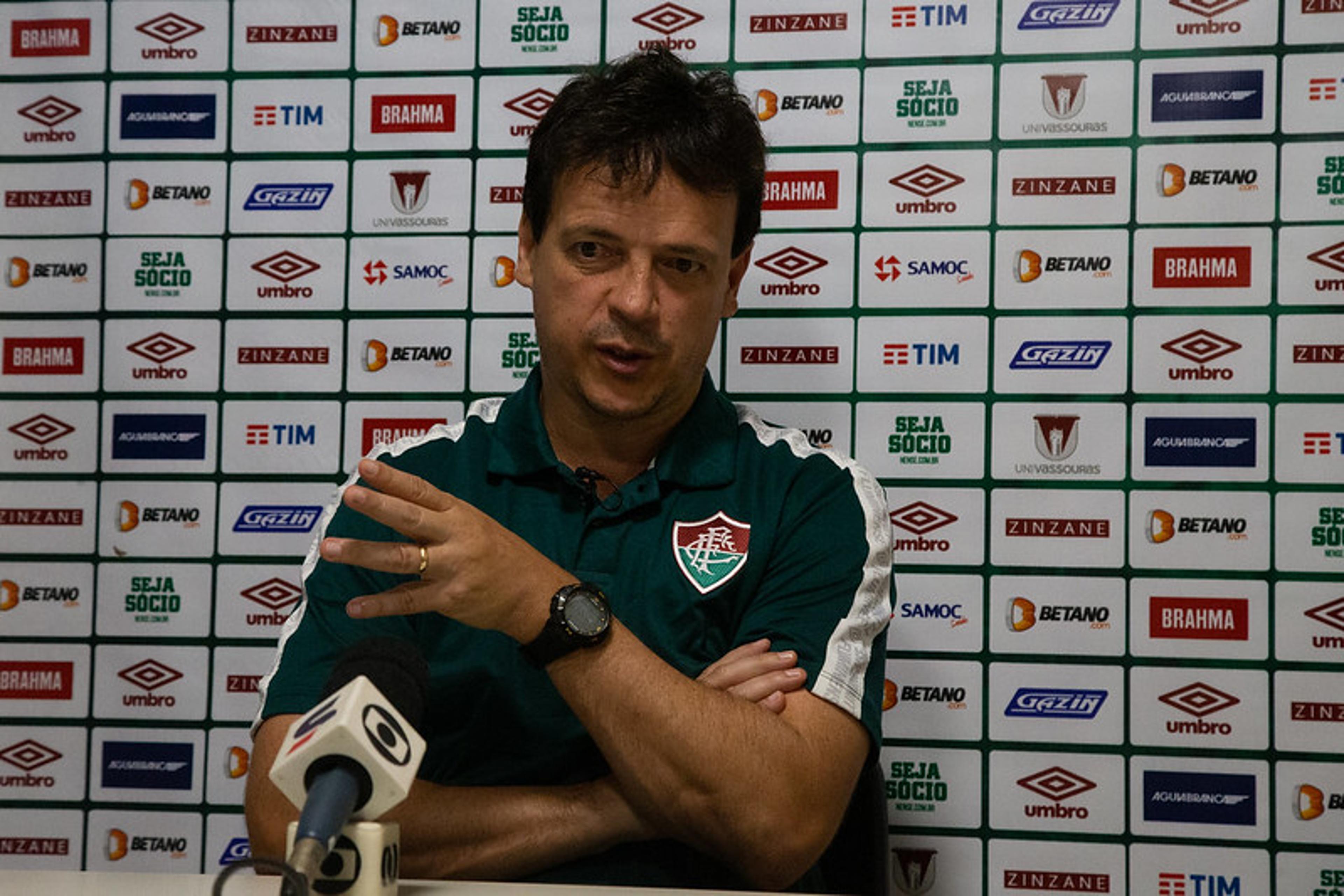 Diniz fala em pontos a serem corrigidos, mas elogia virada do Fluminense: ‘Tivemos muito mérito’