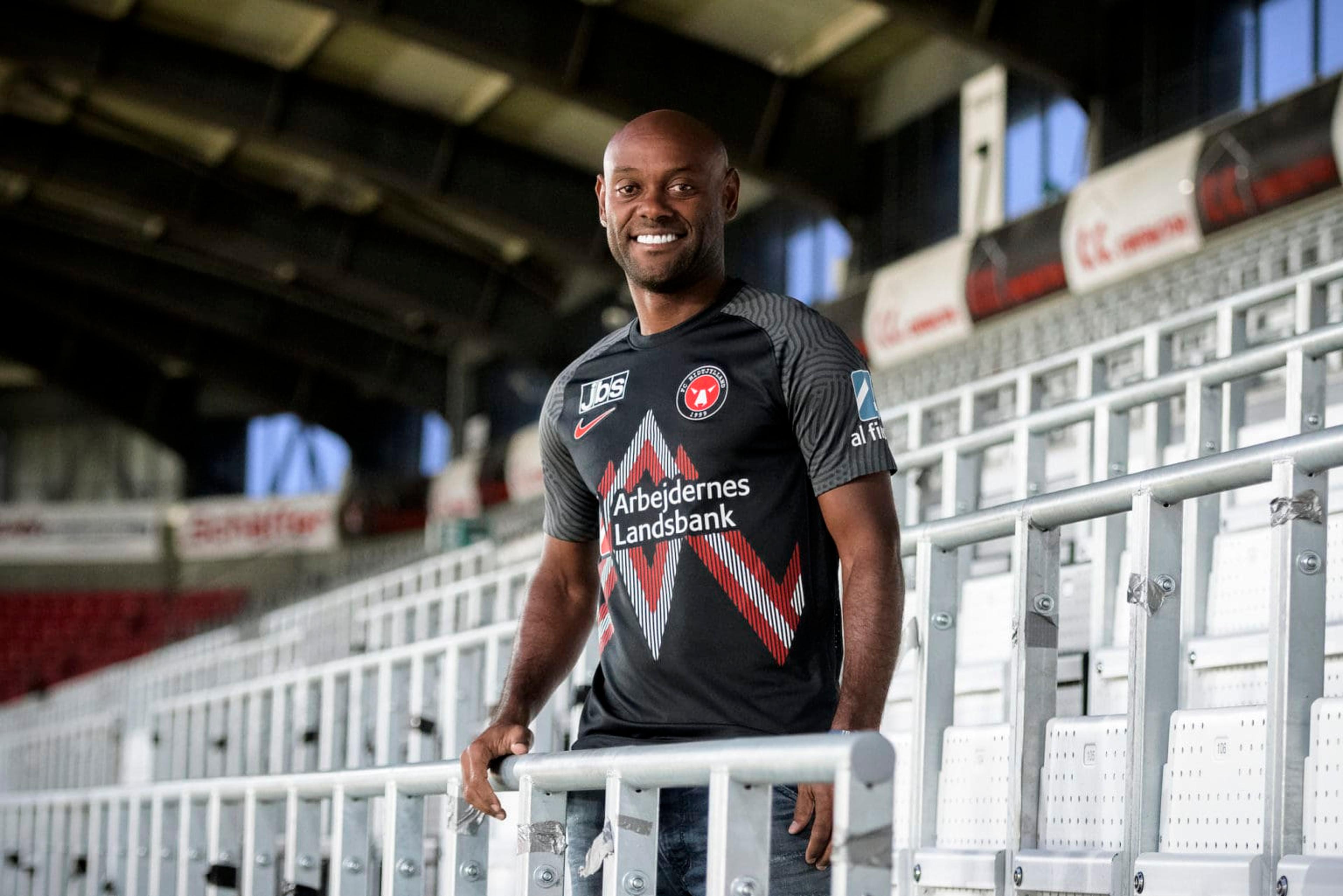 Vagner Love está no Recife para assinar contrato com o Sport