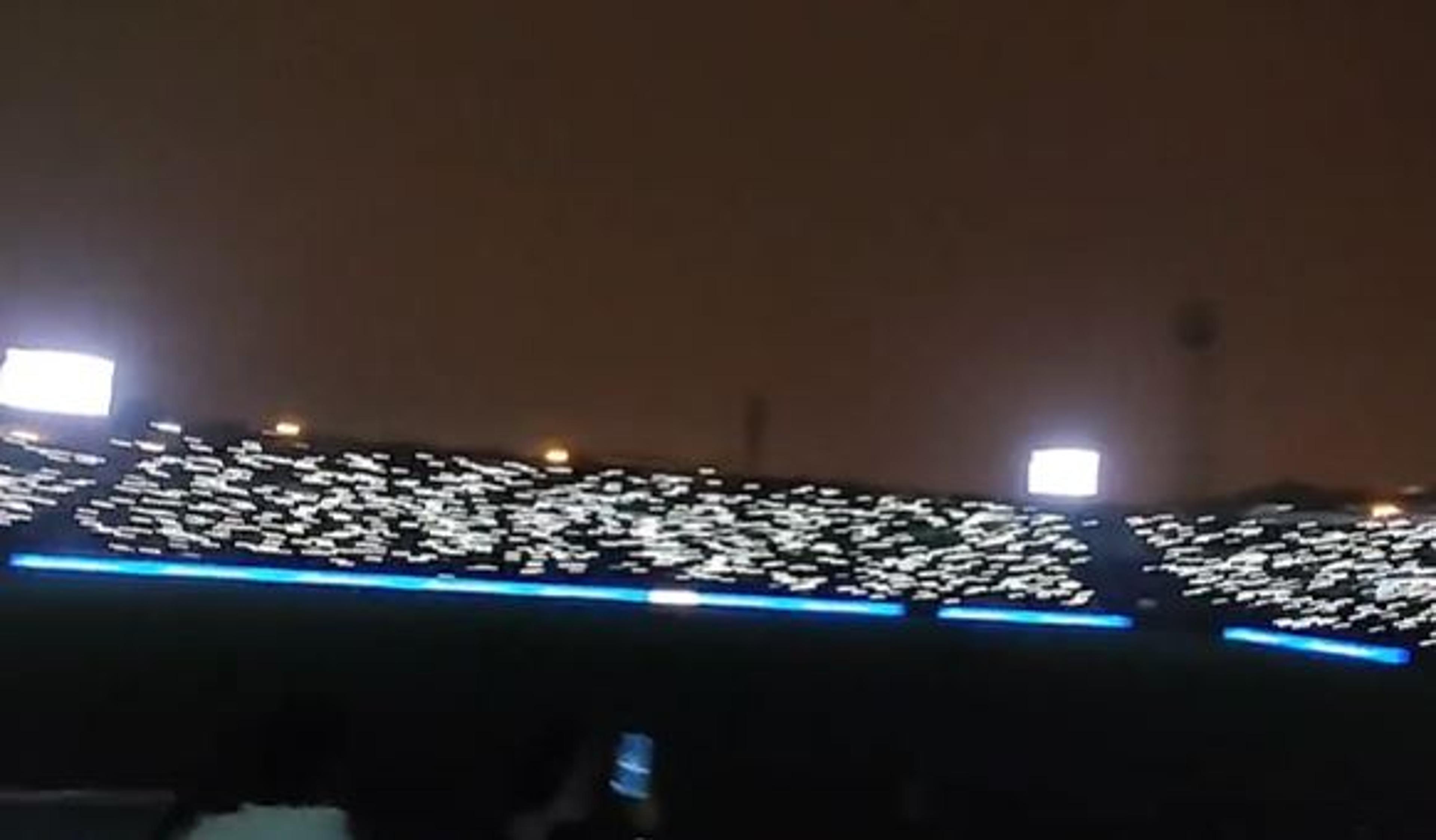 Torcida dá show após queda de energia em estádio; assista