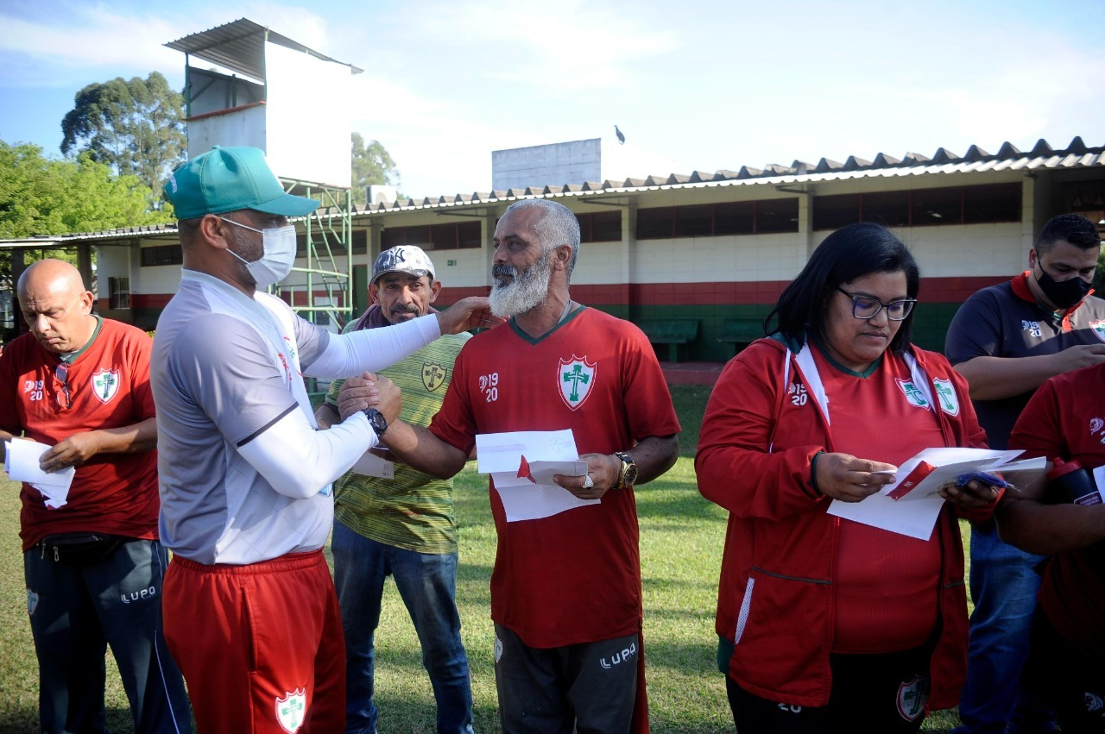 Funcionários da Portuguesa recebem medalha de Campeão Paulista da Série A2