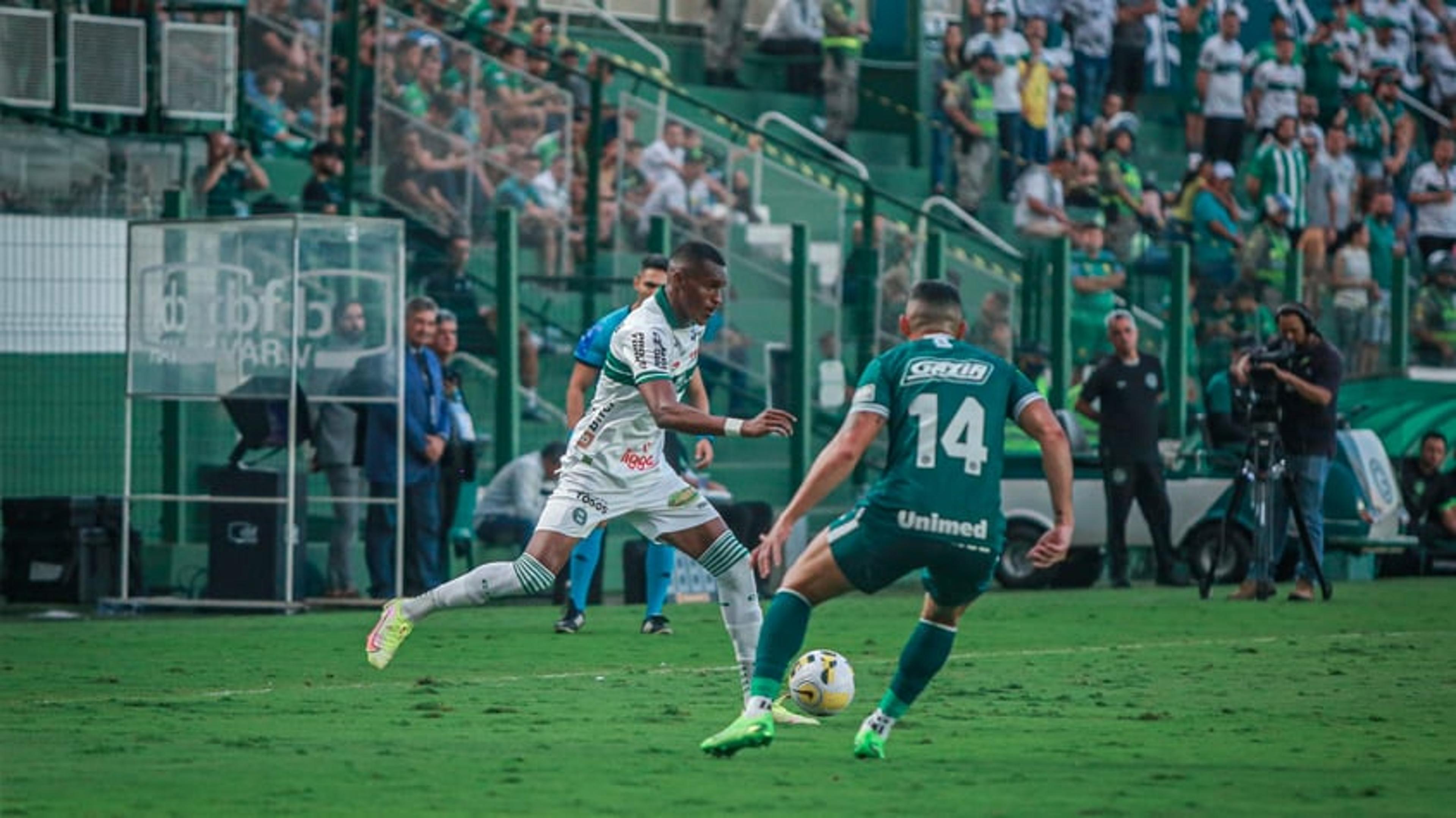 Com gol de Pedro Raul, Goiás vence o Coritiba e se afasta da zona de rebaixamento do Brasileirão