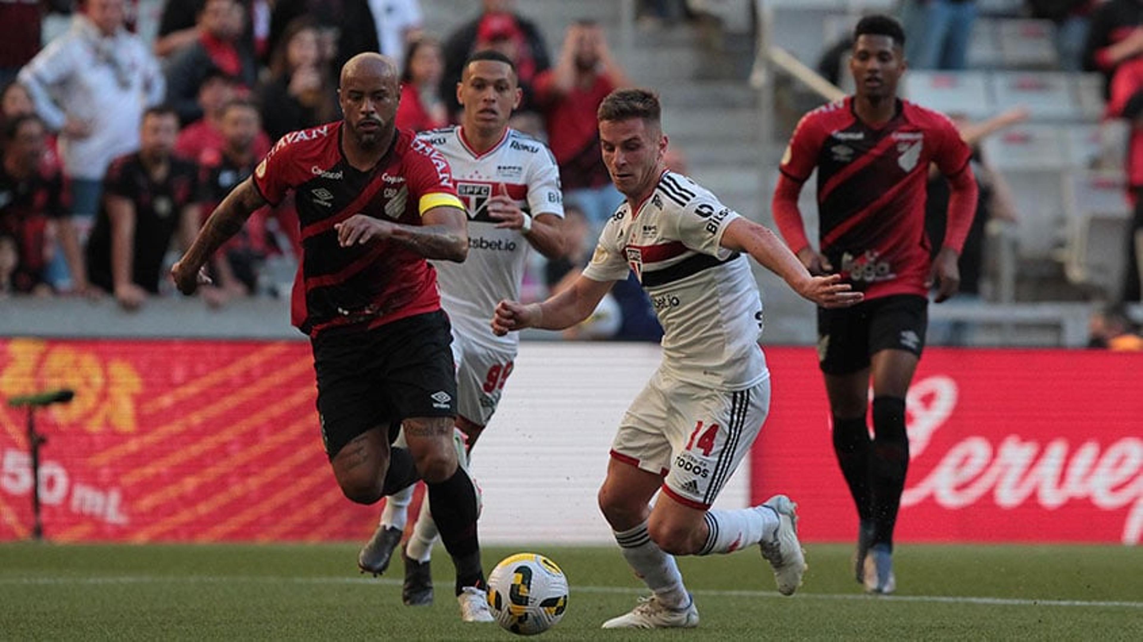 VÍDEO: melhores momentos da vitória do Athletico-PR sobre o São Paulo pelo Brasileirão