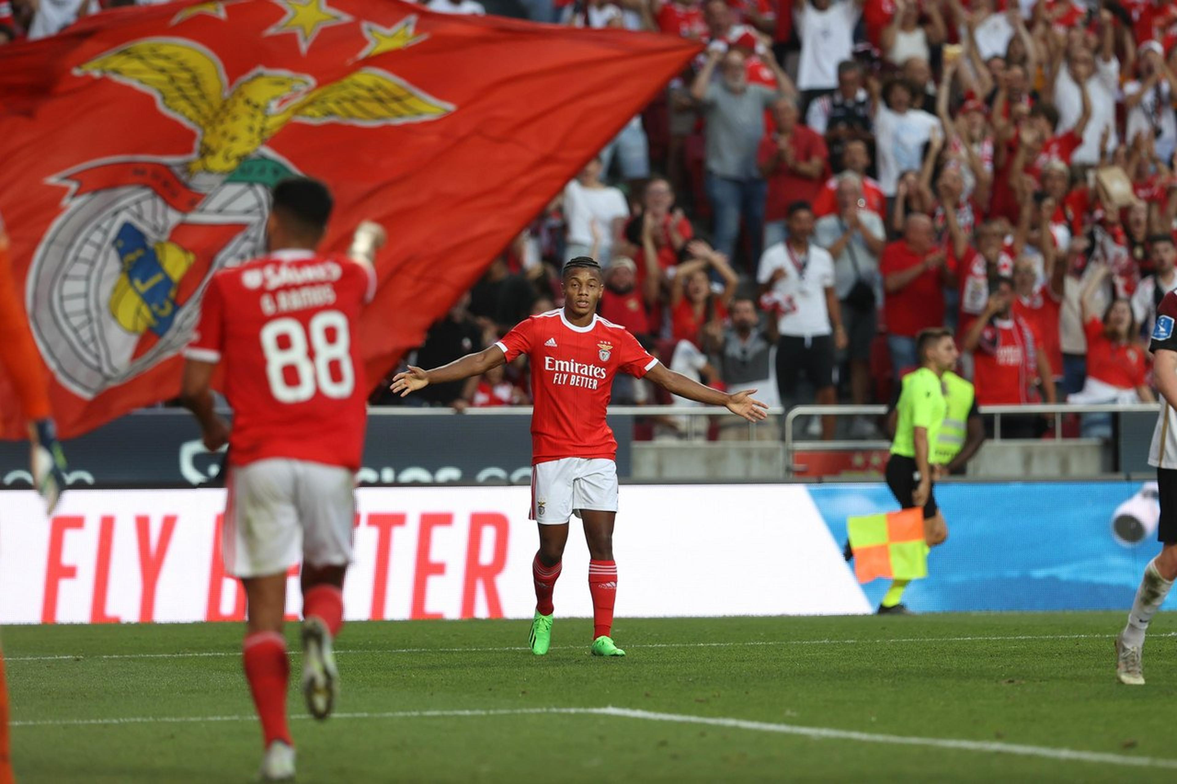 Destaque em goleada, David Neres celebra vitória do Benfica na Champions League