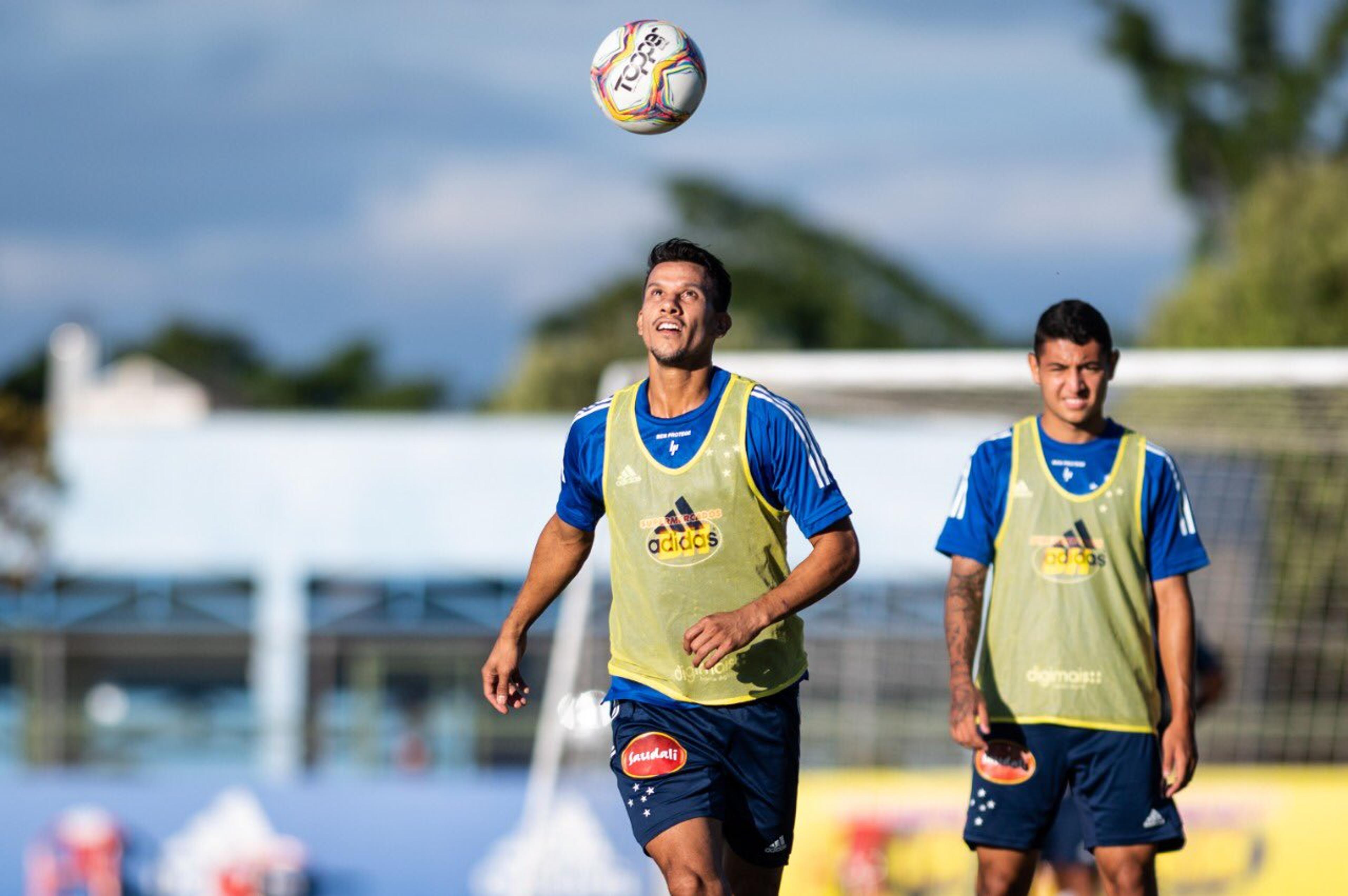 Cruzeiro cumpre determinação judicial e reintegra Henrique ao elenco; jogador não será aproveitado por Pepa