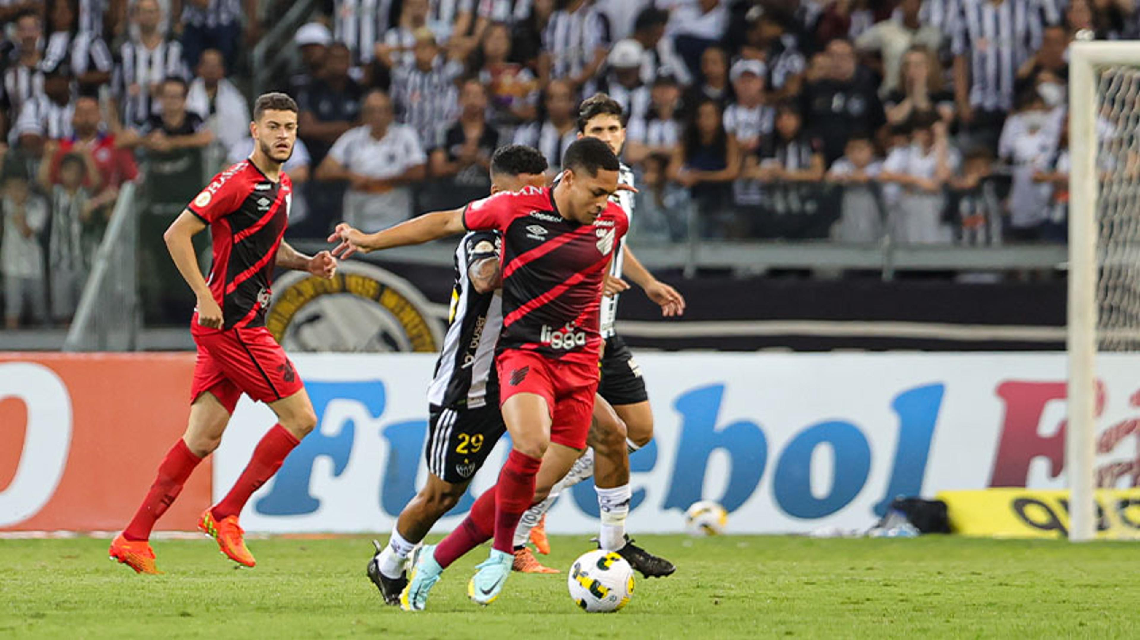 VÍDEO: os melhores momentos da eletrizante vitória do Athletico-PR sobre o Atlético-MG pelo Brasileiro