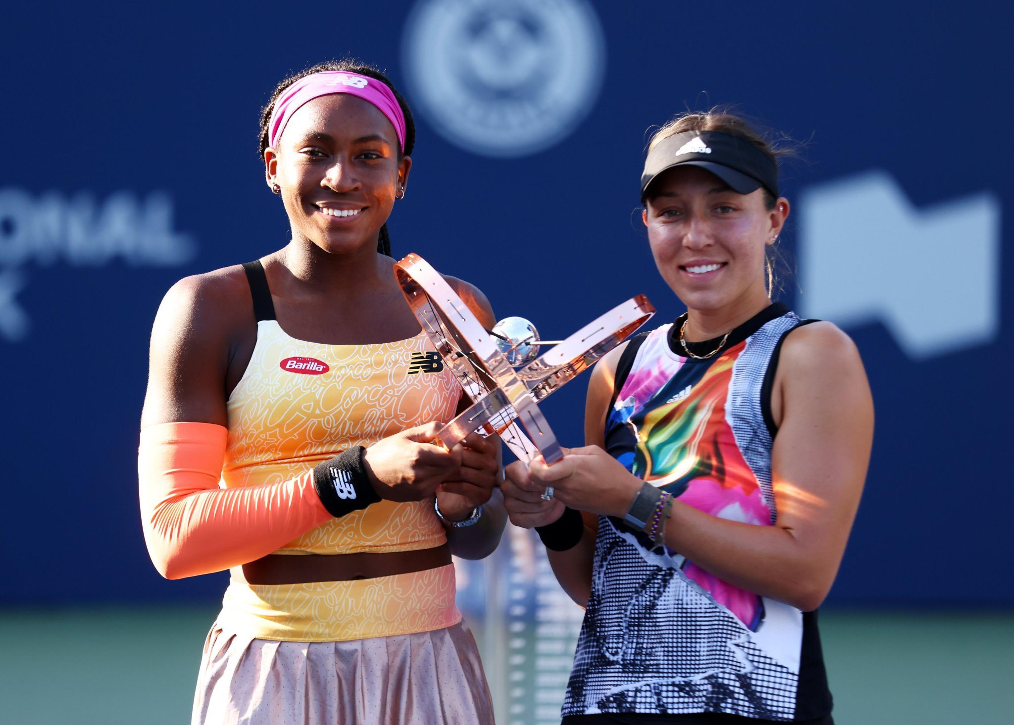 Ao lado de Pegula, Gauff conquista título em Toronto e é a nova Nº 1 do mundo