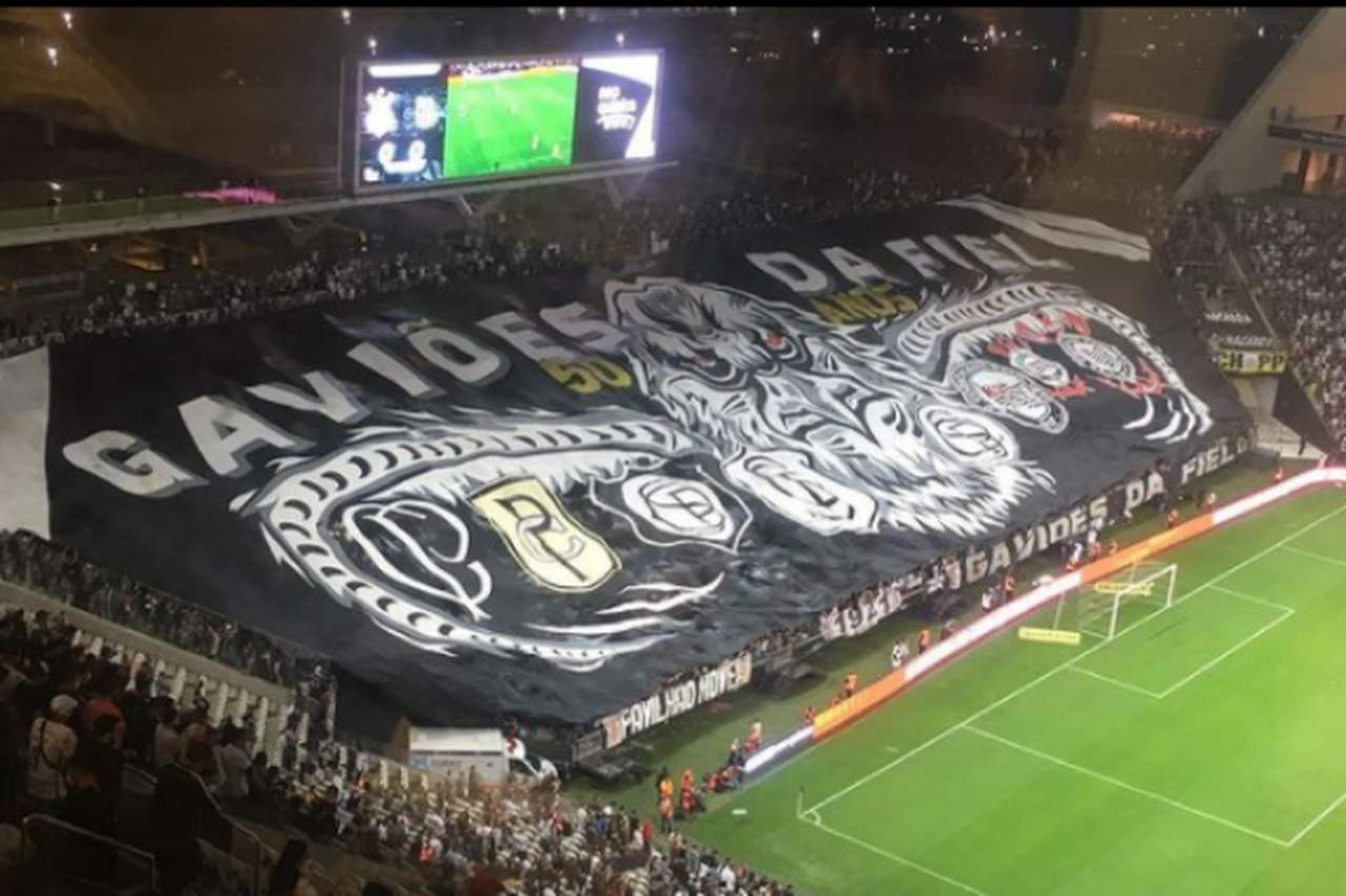 Torcidas organizadas se reúnem com atletas do Corinthians em treino no CT