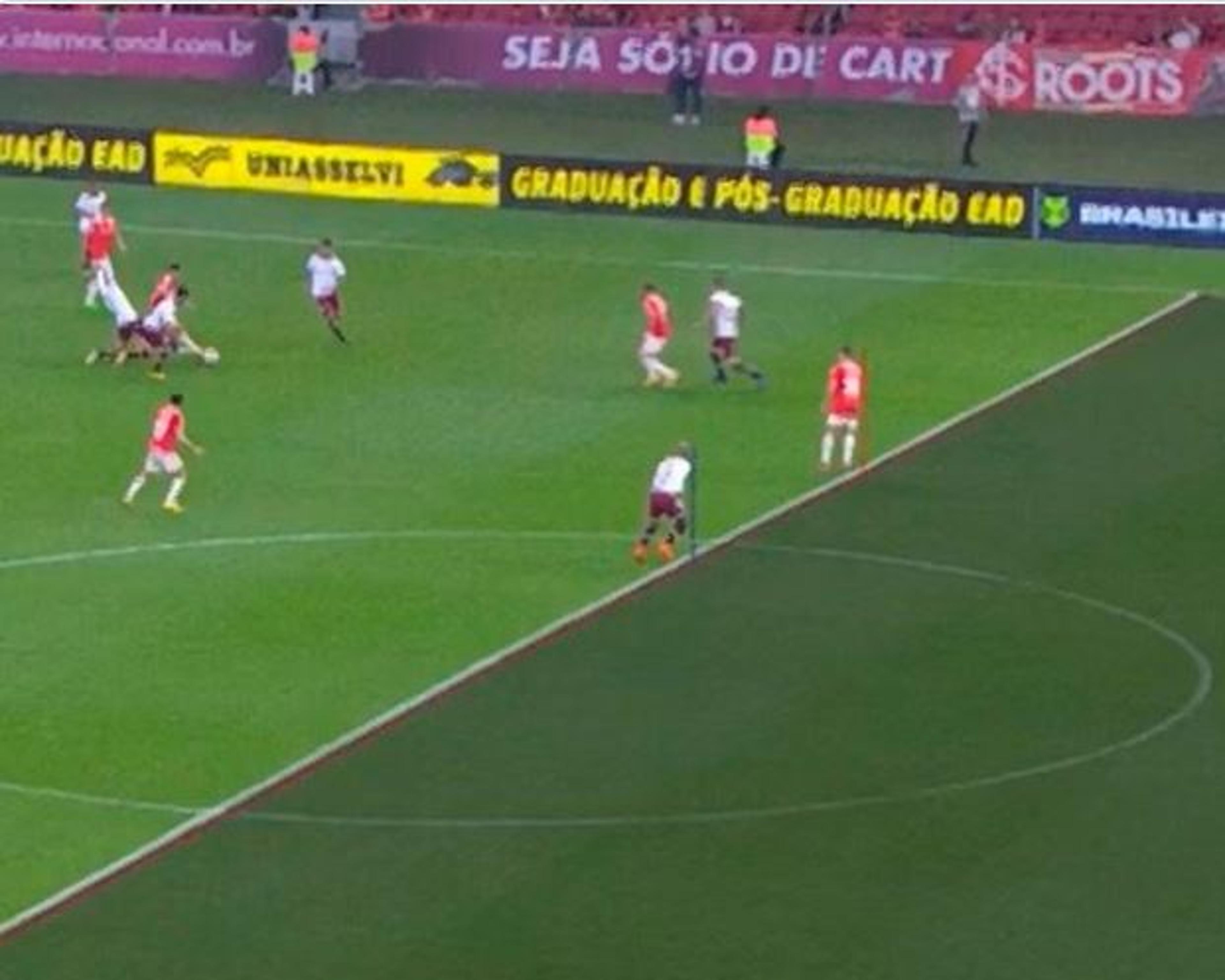 Internacional reclama de gol anulado pelo VAR diante do Fluminense