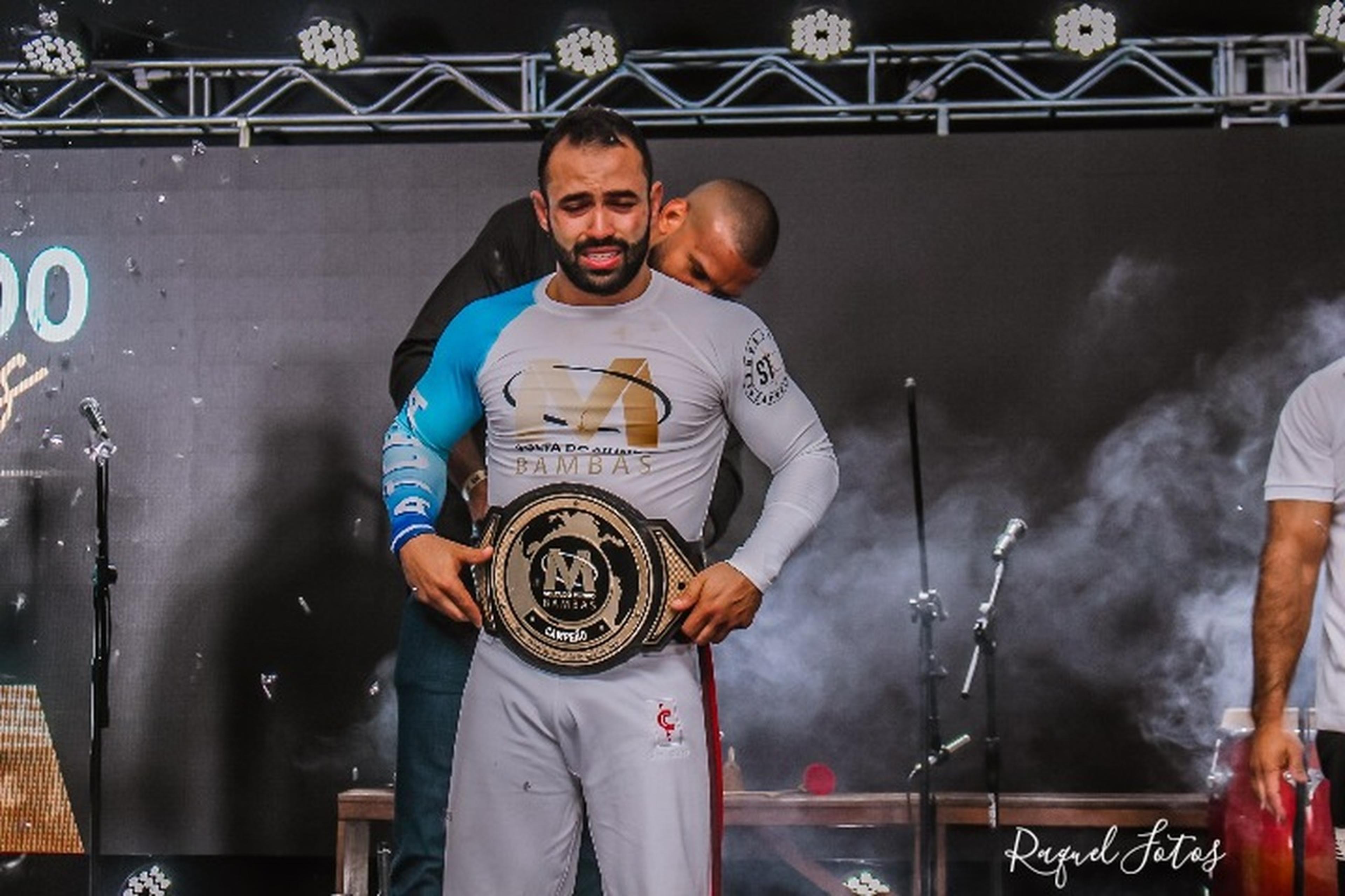 Campeonato de capoeira termina com campeão de Brasília e cinturão das mãos de astro do UFC