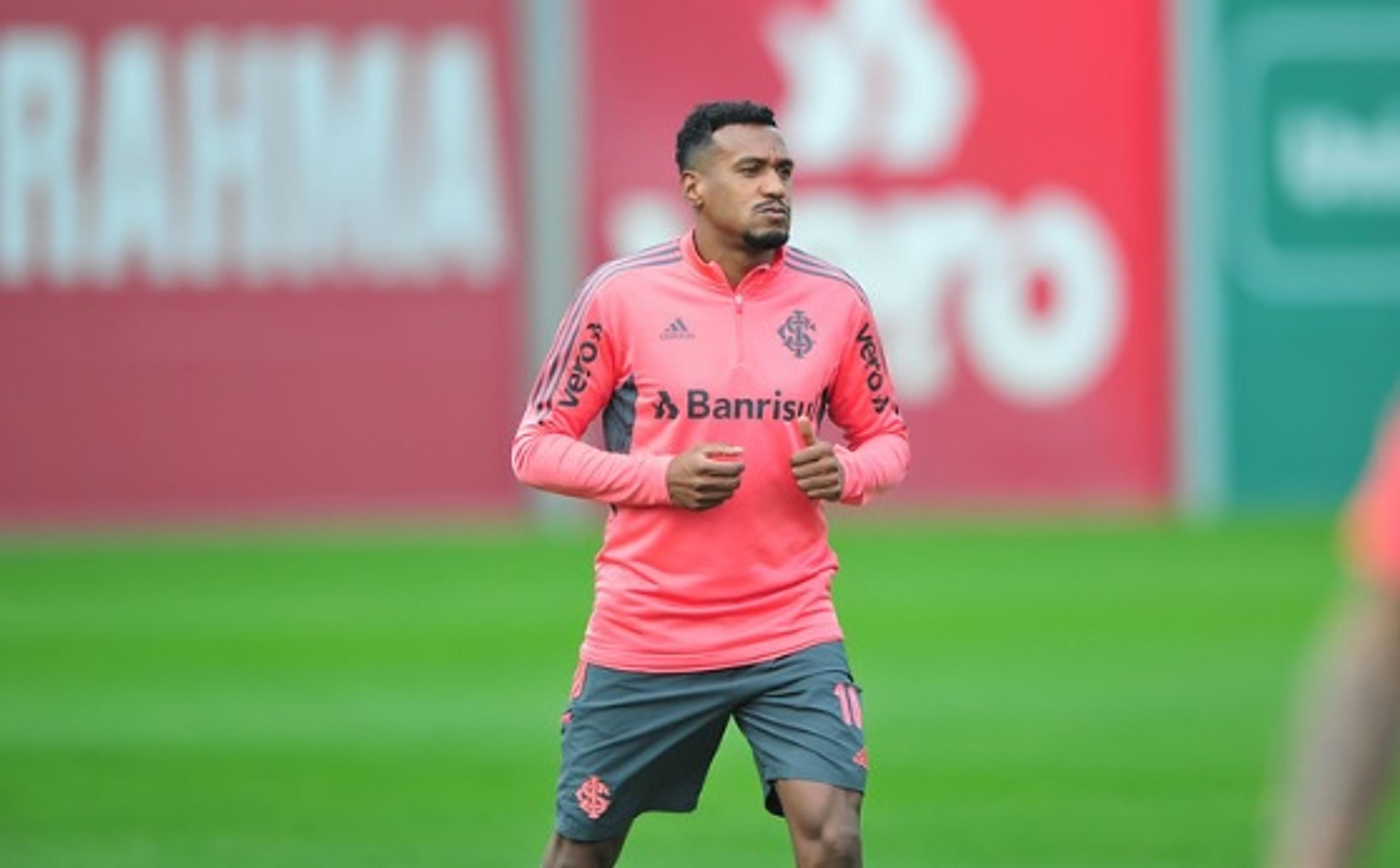 Edenilson cobra jornalista em treino do Internacional