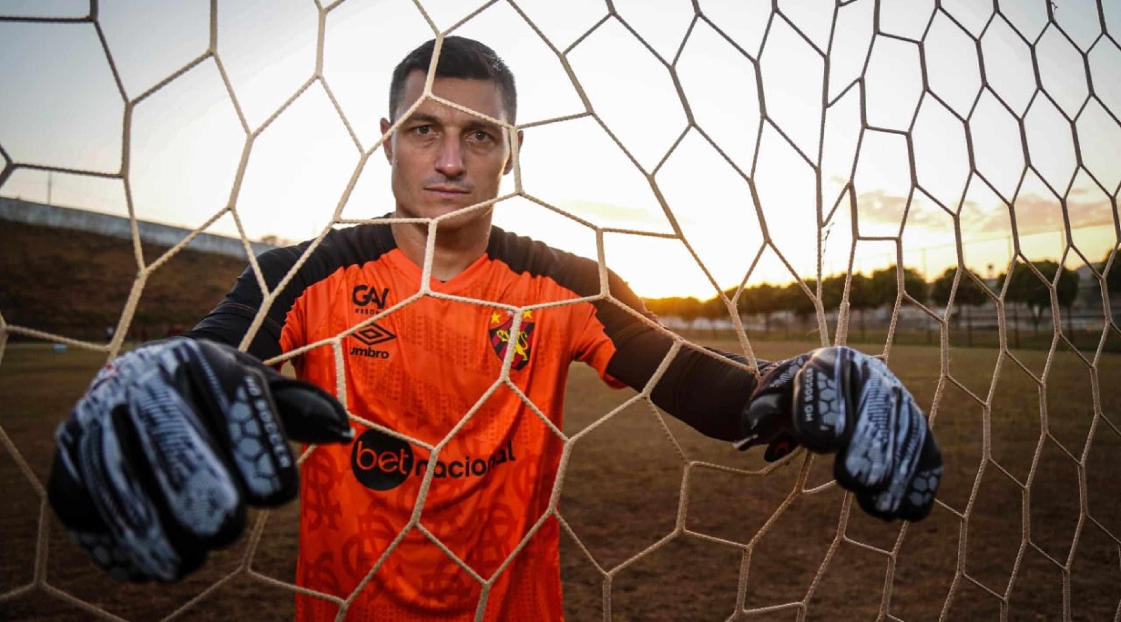 Sport anuncia a contratação do goleiro Denis, ex-São Paulo