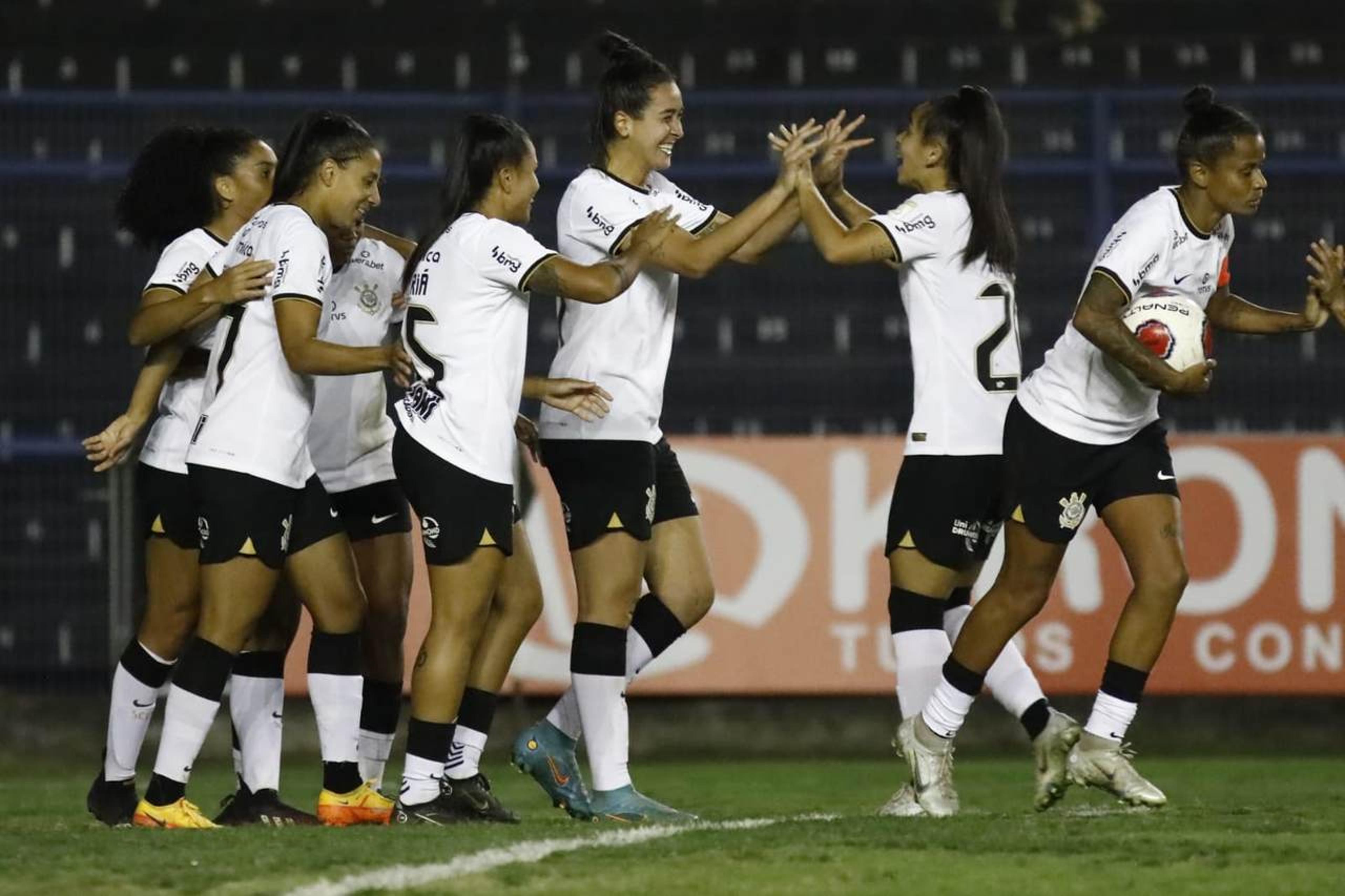 Corinthians goleia a Portuguesa no Paulistão Feminino e segue 100% na competição