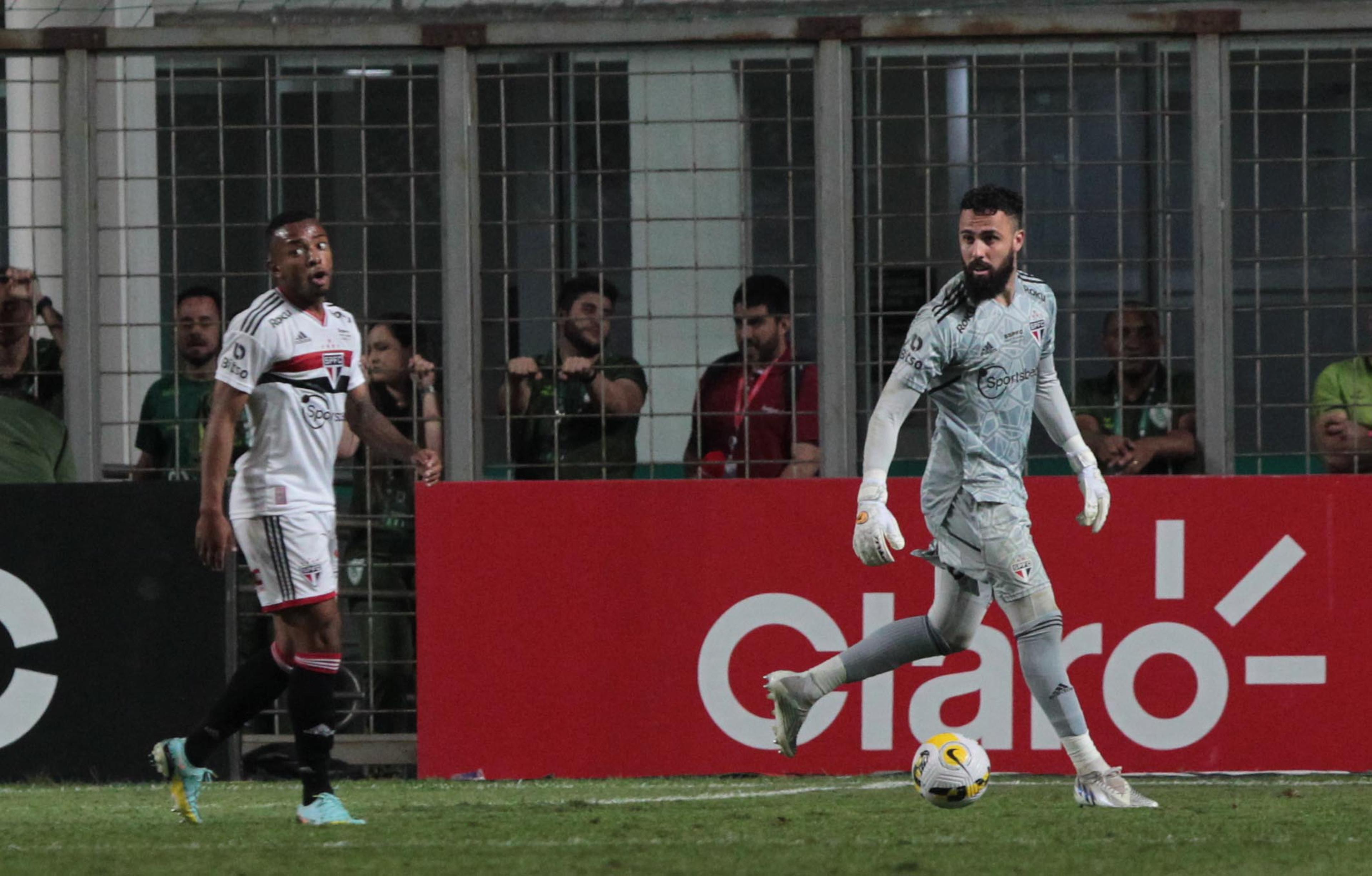 Internautas sobre Jandrei, goleiro do São Paulo: ‘Fazer defesa difícil ou cantar em chinês?’