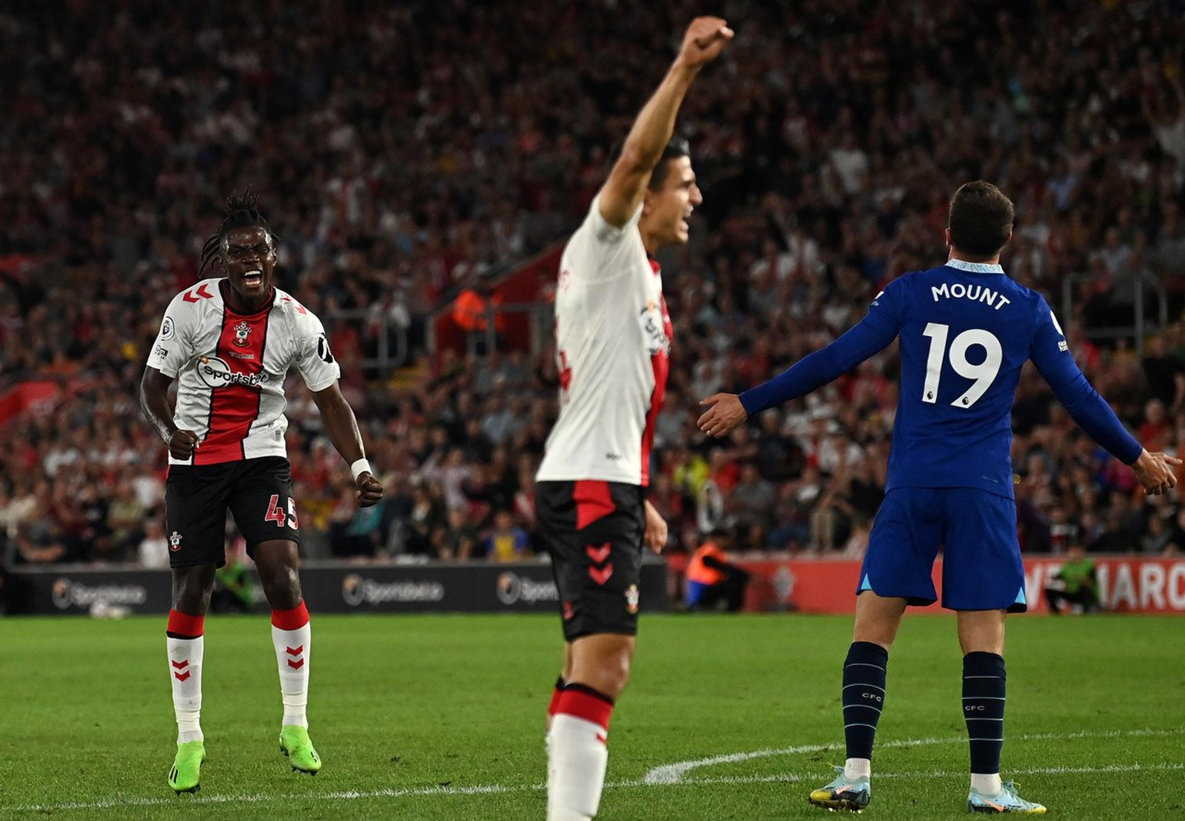 Premier League: Chelsea sai na frente, mas leva virada e perde para o Southampton