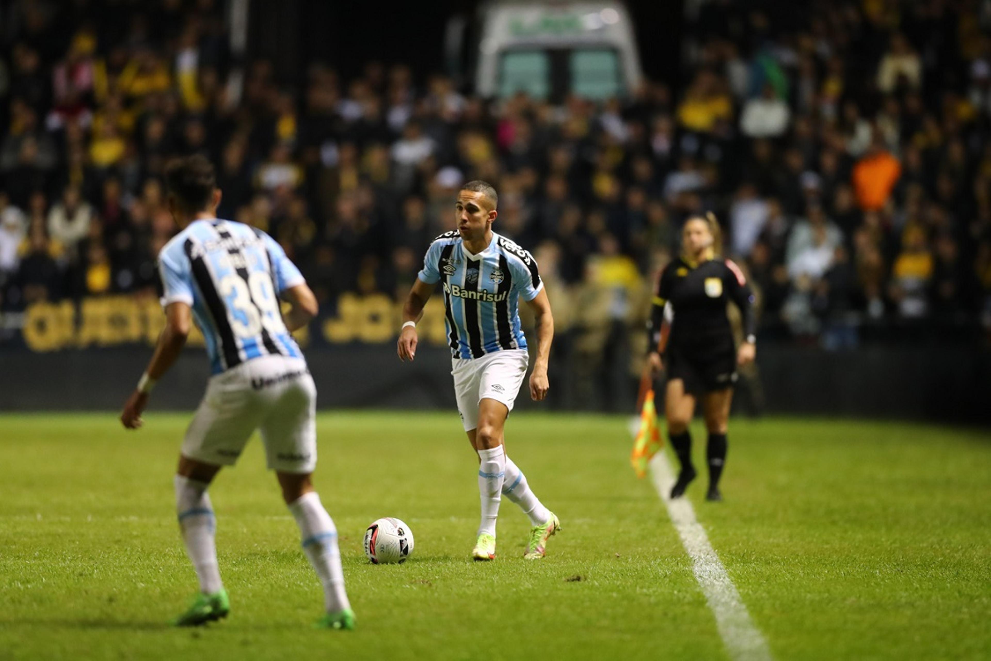 Grêmio é dominado pelo Criciúma, perde e vê equipes se aproximarem do G4 da Série B