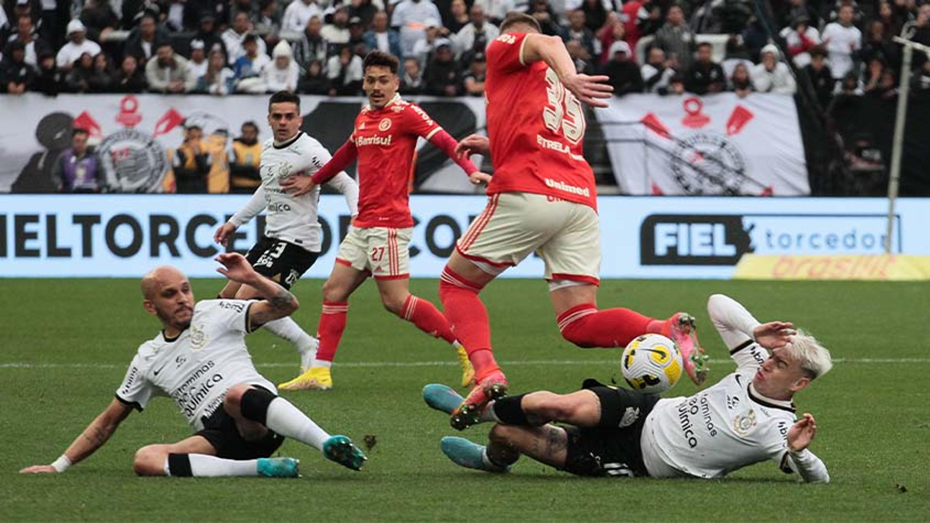 Com reviravoltas, Corinthians e Internacional empatam e perdem chance de assumir vice-liderança