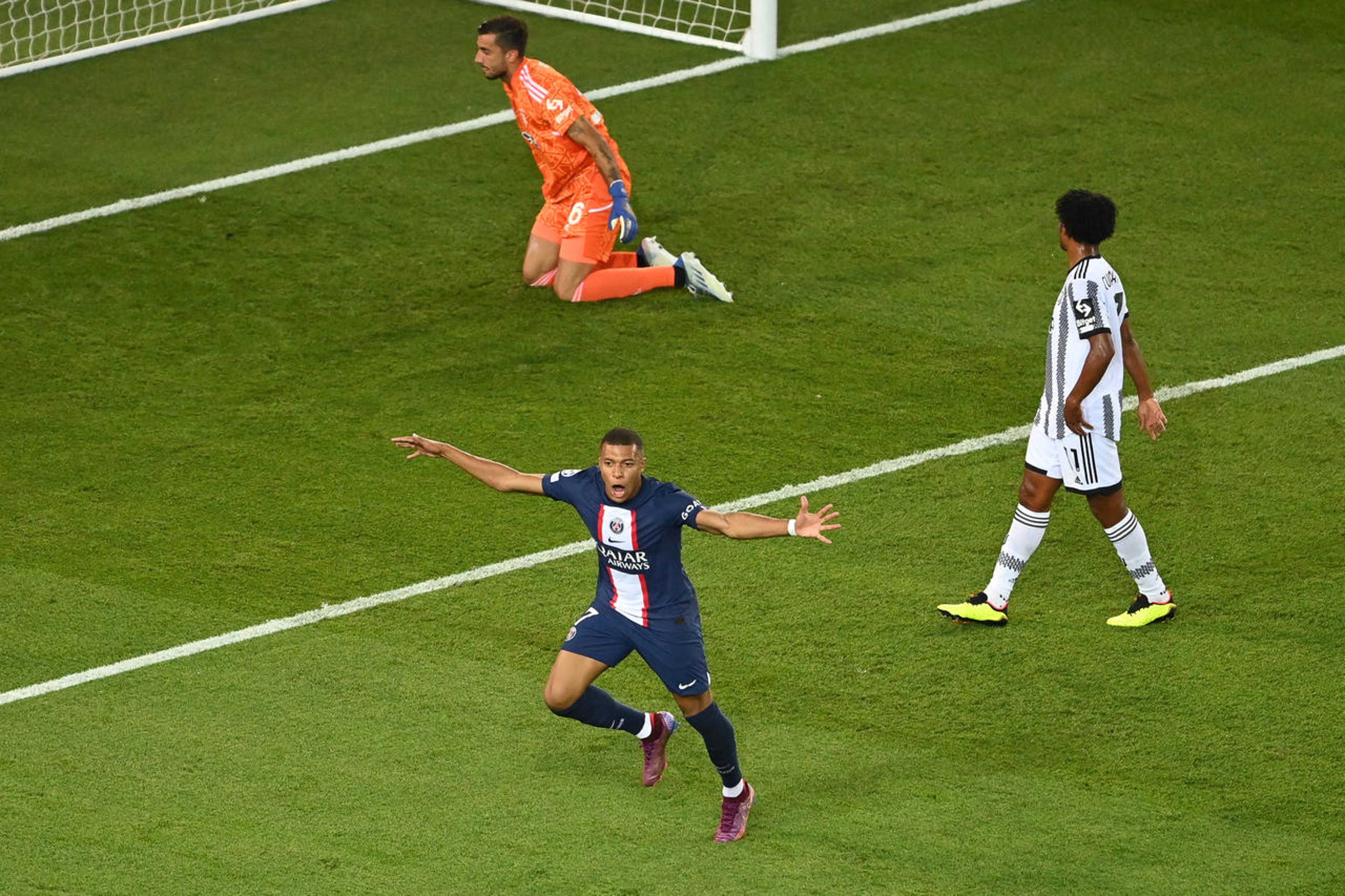 Mbappé marca duas vezes, e PSG vence a Juventus em casa na estreia da Champions League