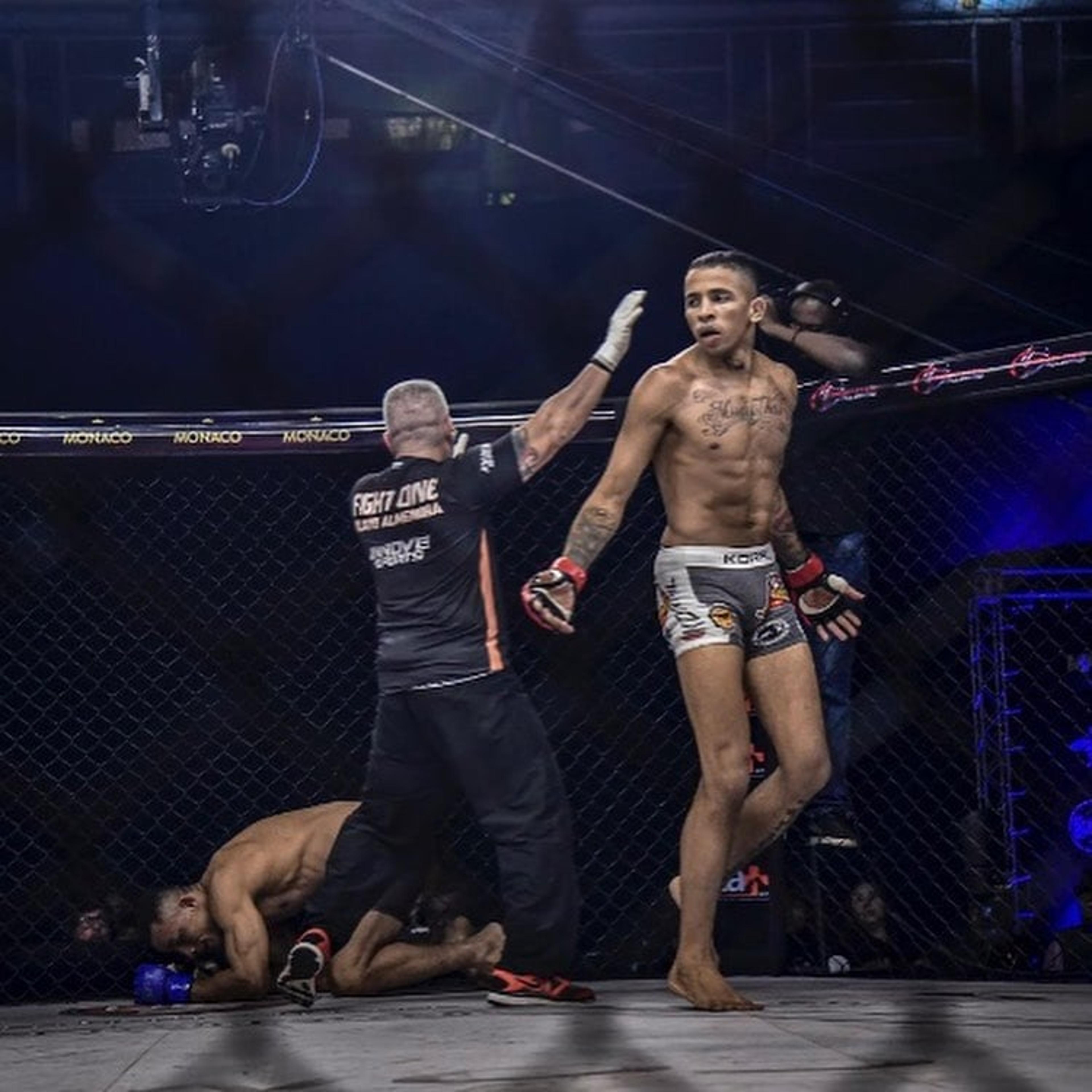 Carlos Prates vence por nocaute, fatura cinturão de MMA e faz história no SFT 37