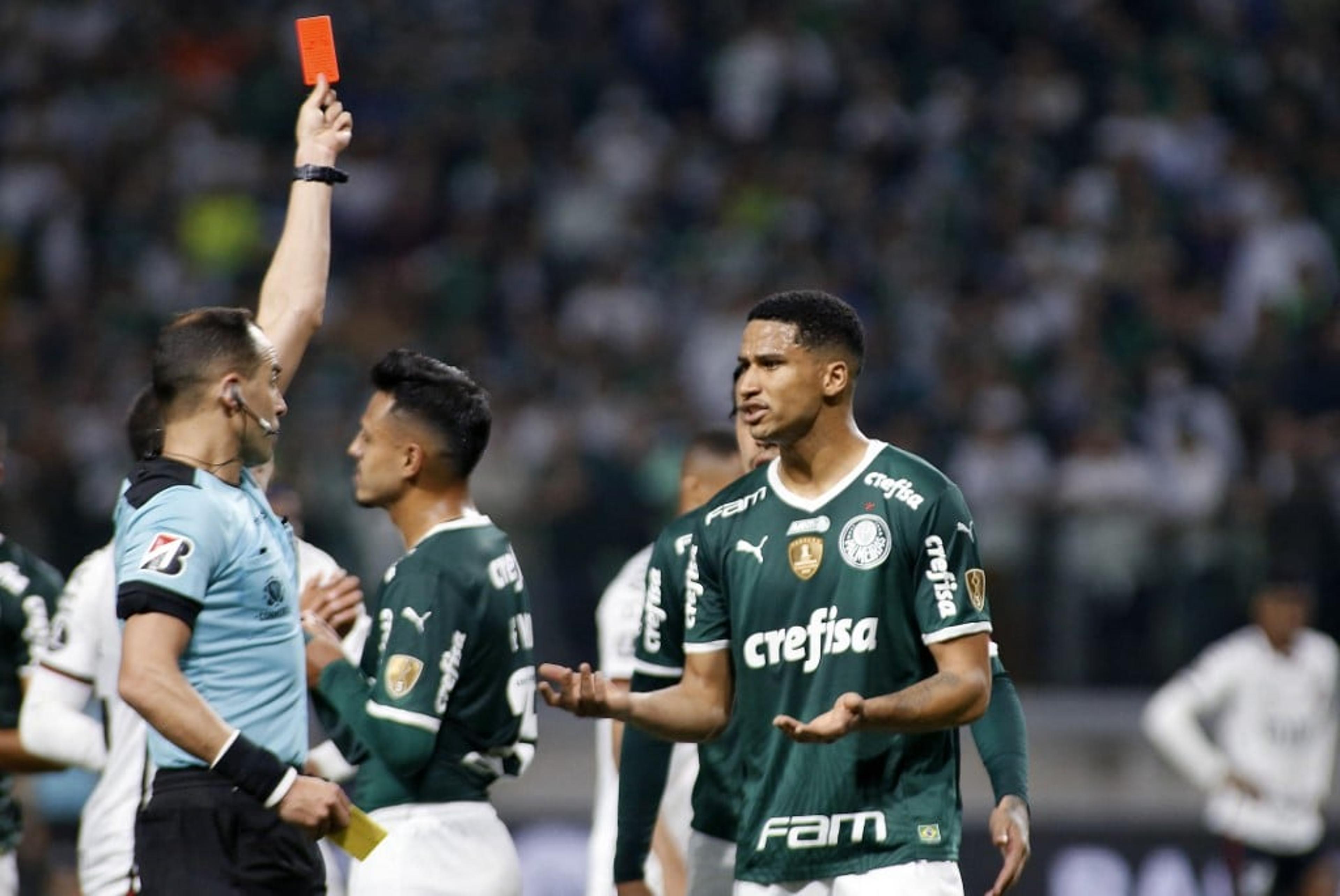 Palmeiras x Athletico-PR: Conmebol divulga análise do VAR de expulsão