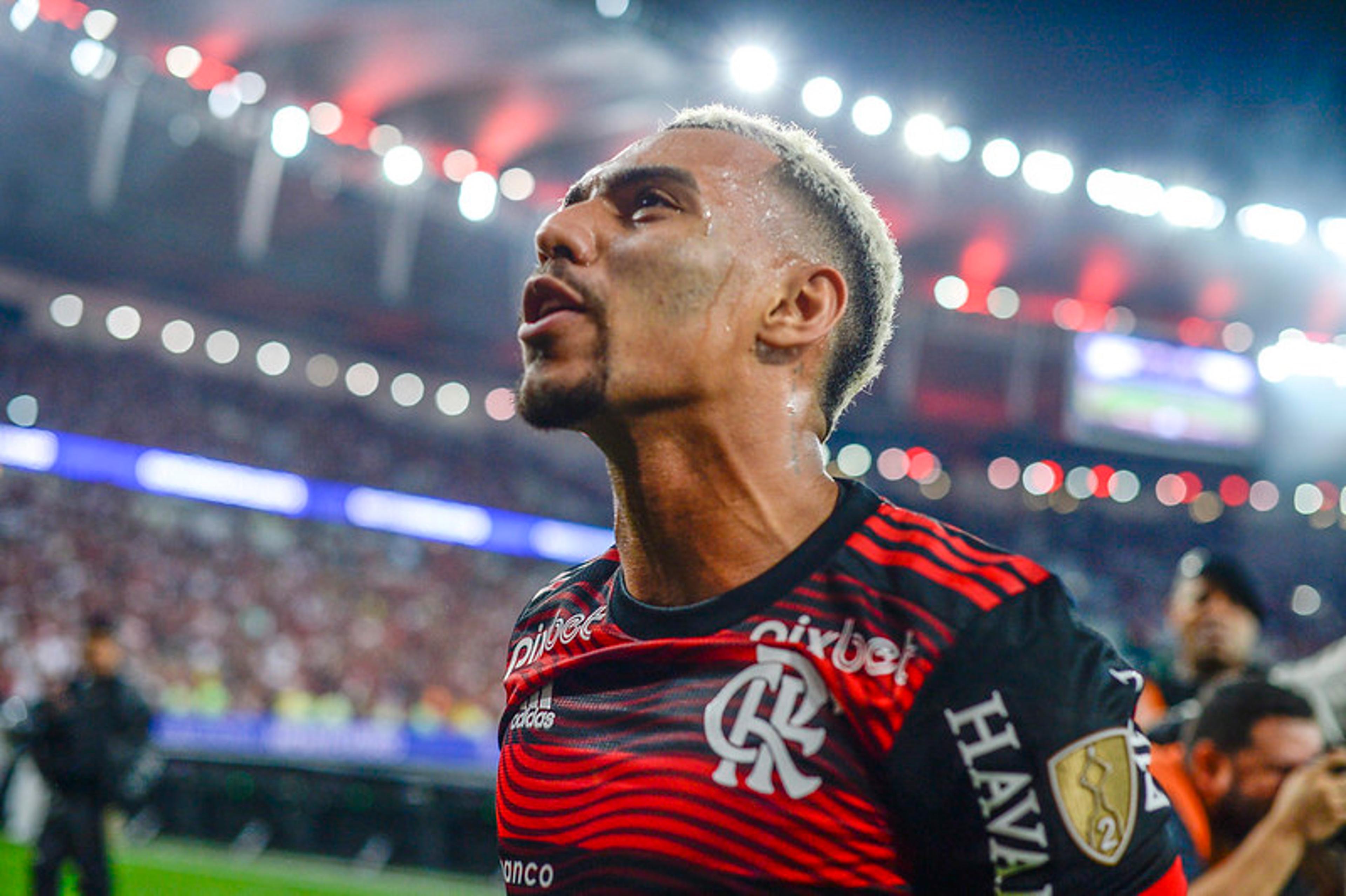 Flamengo: Matheuzinho sofre fratura na perna esquerda