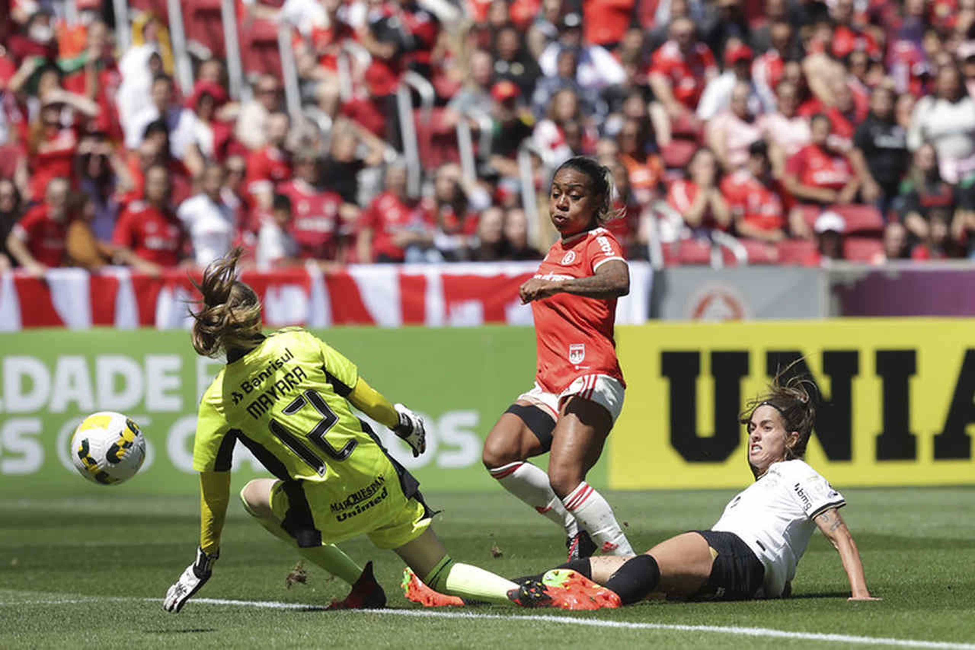 Com recorde de público, Inter e Corinthians empatam primeiro jogo da final do Brasileirão Feminino