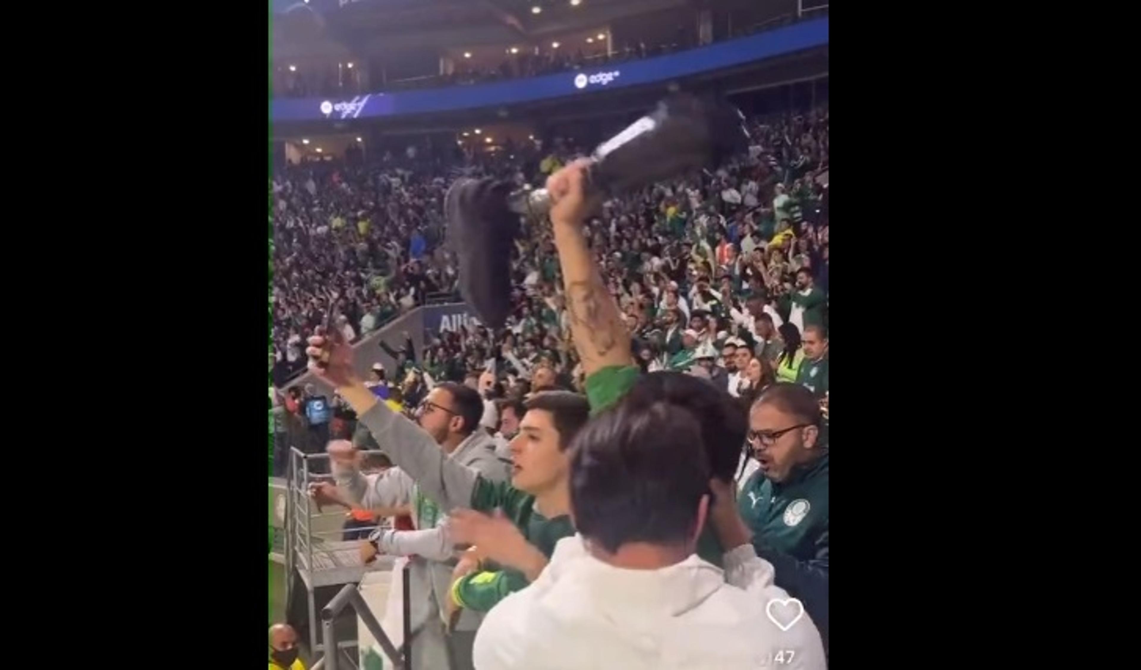 VÍDEO: torcedor do Palmeiras comemora com perna mecânica para o alto e viraliza na web