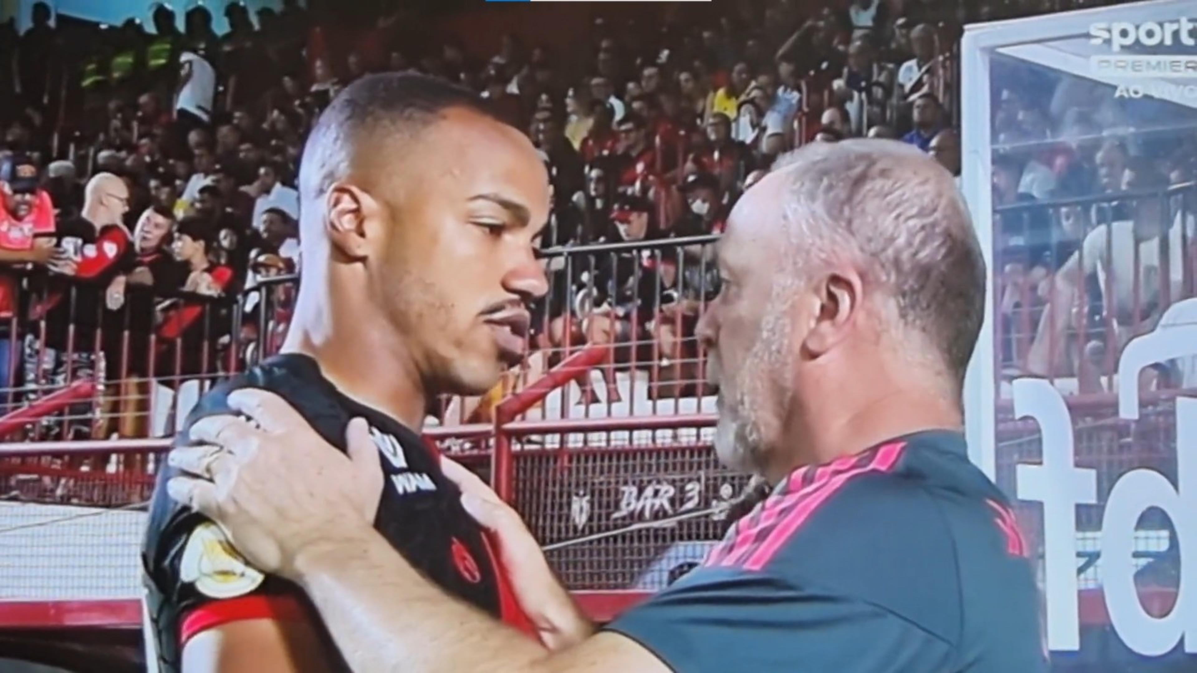 Mano Menezes conversa com Marlon Freitas antes de Internacional x Atlético-GO: ‘Vai para o Botafogo, né?’