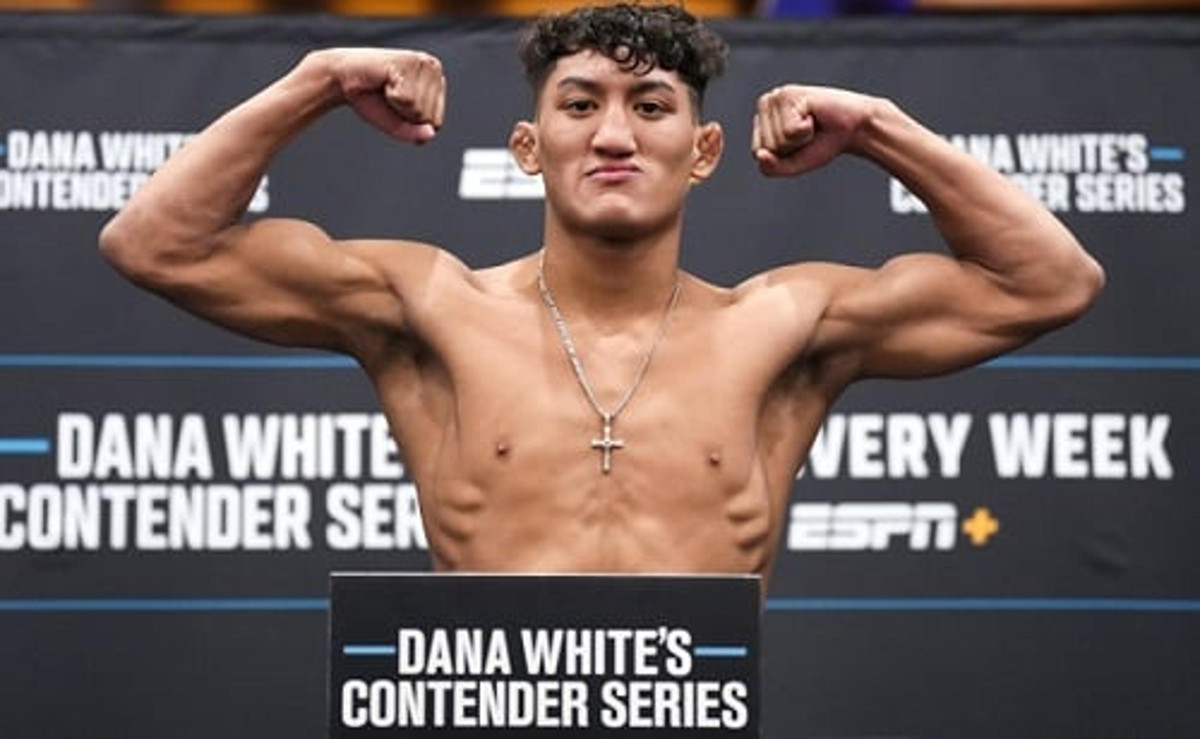 Mexicano impressiona Dana White e, aos 17 anos, se torna o lutador mais jovem a ser contratado pelo UFC