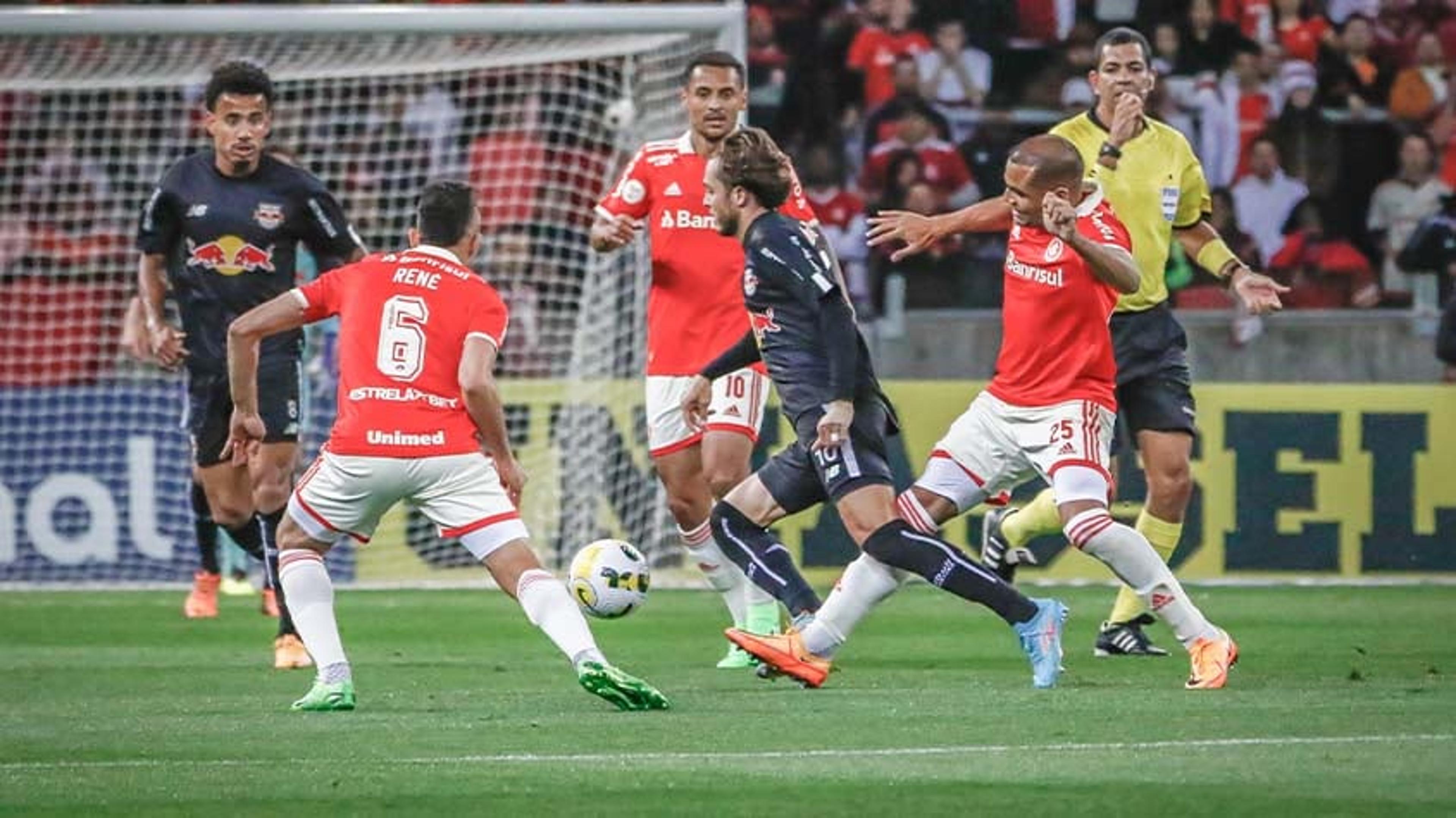 Internacional fica no empate com o RB Bragantino e vê distância da liderança aumentar