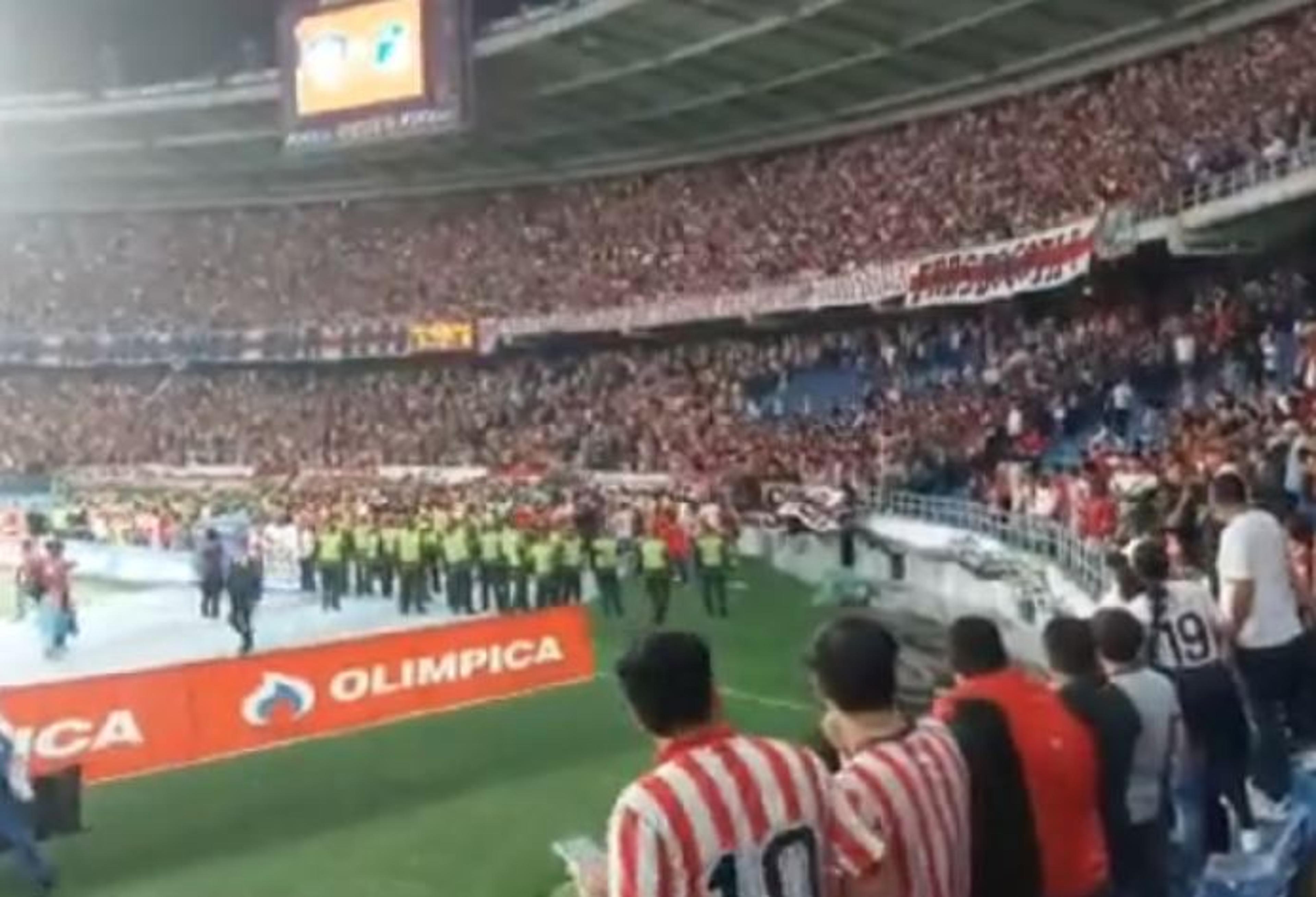 Torcida briga entre si e protagoniza cena assustadora em estádio; assista