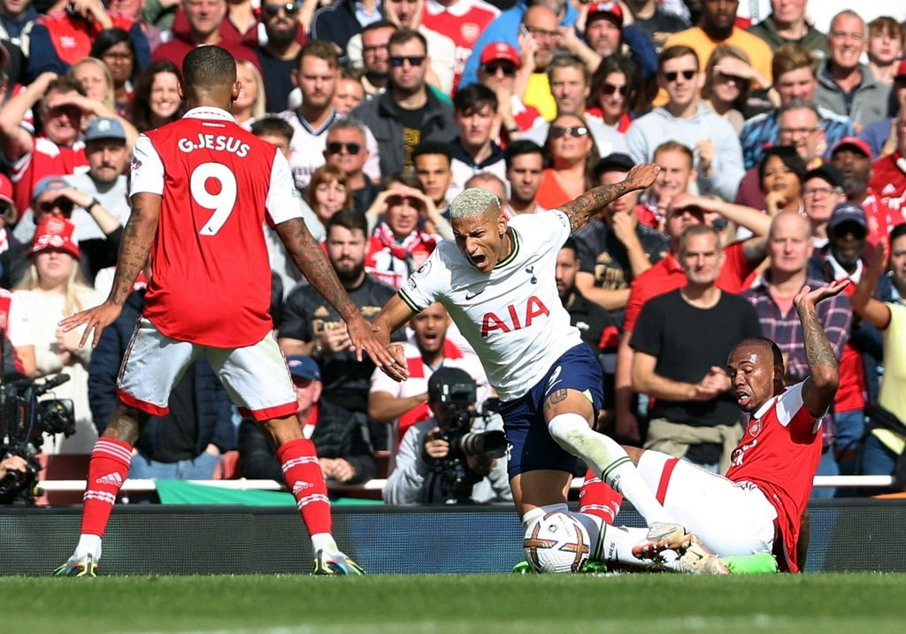 Brasileiro do Arsenal provoca Richarlison após vitória em clássico