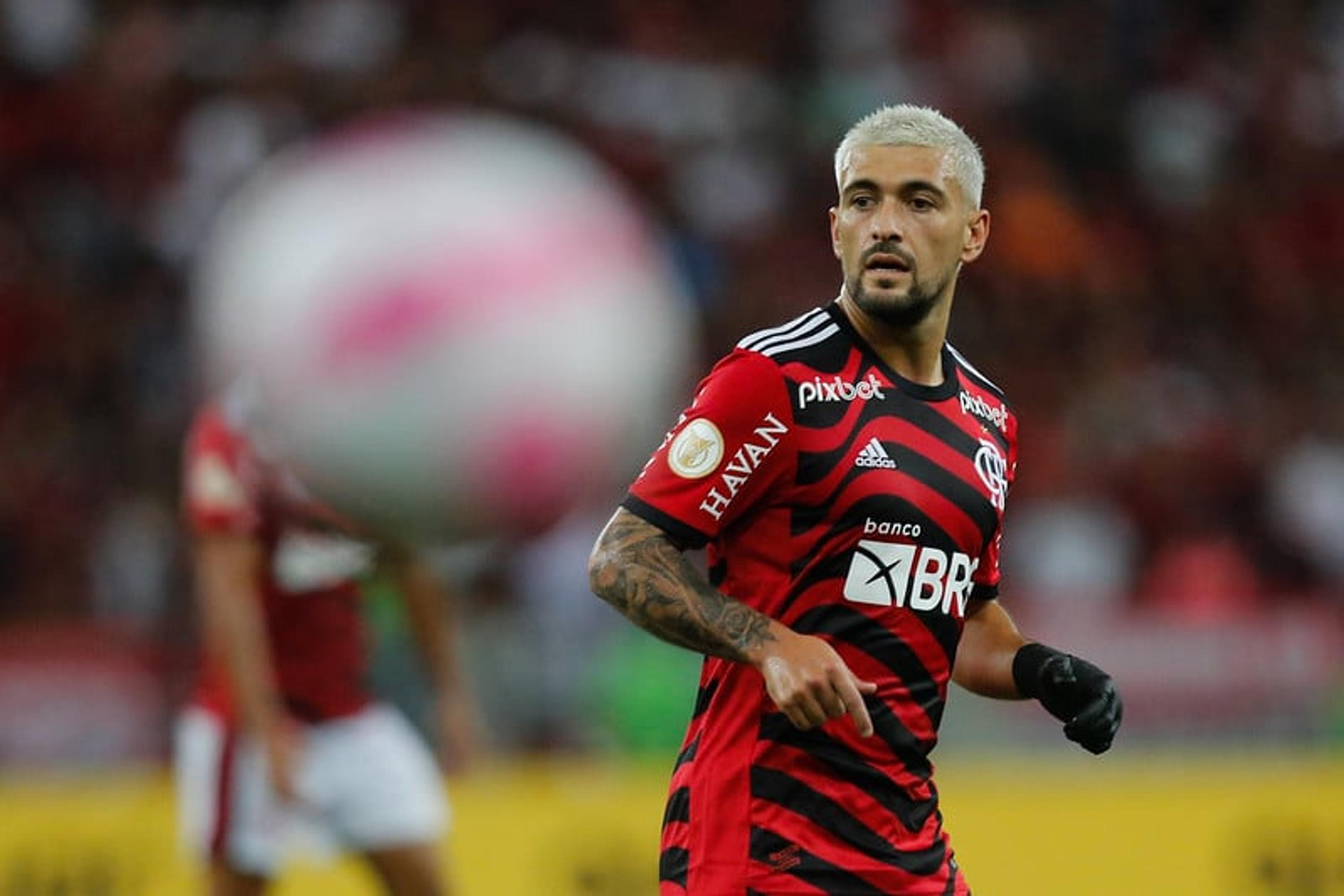 Arrascaeta brinca com parceiro de Flamengo: ‘Só faz um gol por ano’