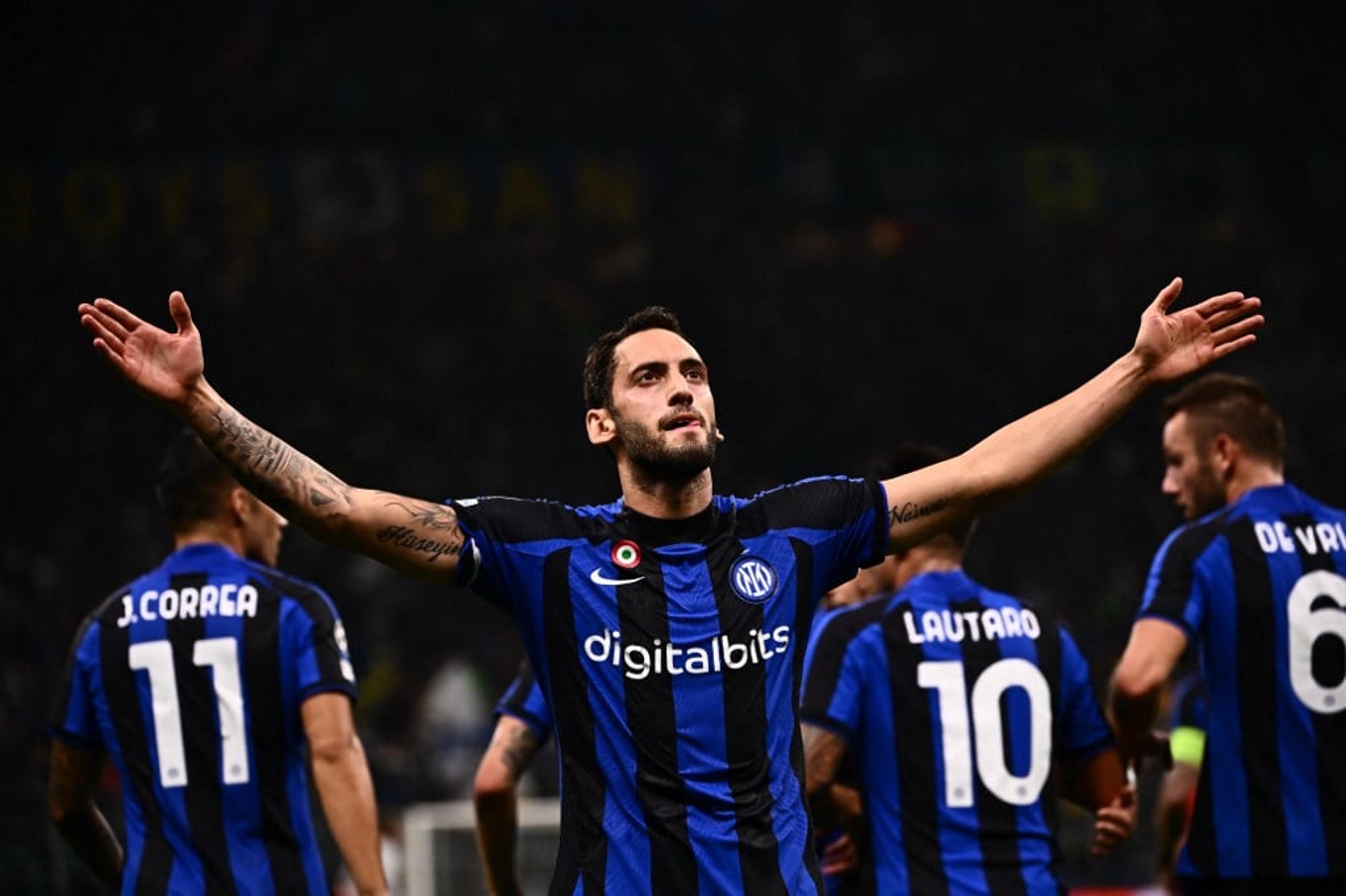 Com gol de Çalhanoglu e polêmicas, Inter de Milão vence o Barcelona na Champions League