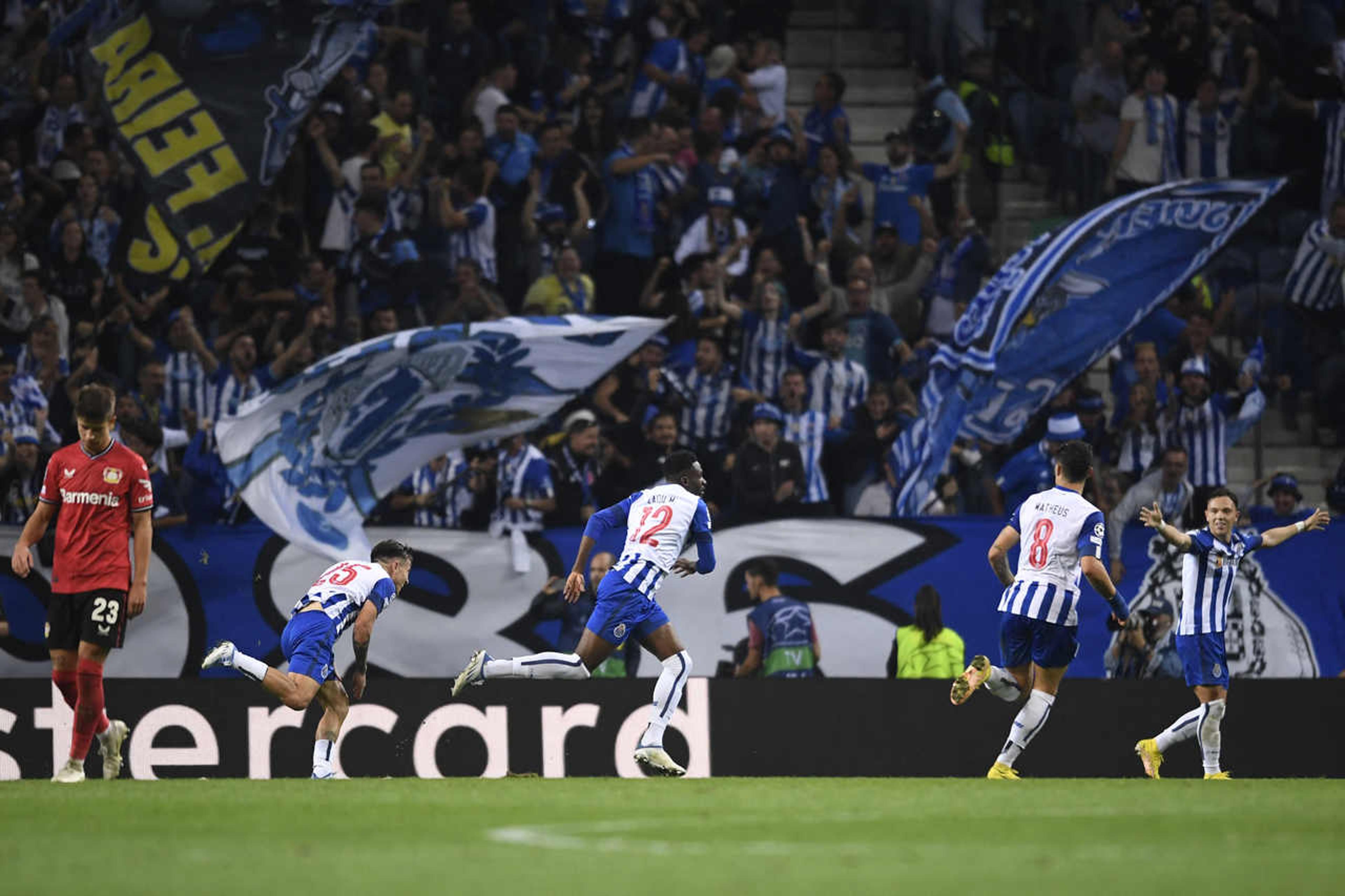 Porto desencanta no segundo tempo e vence Bayer Leverkusen pela Champions League