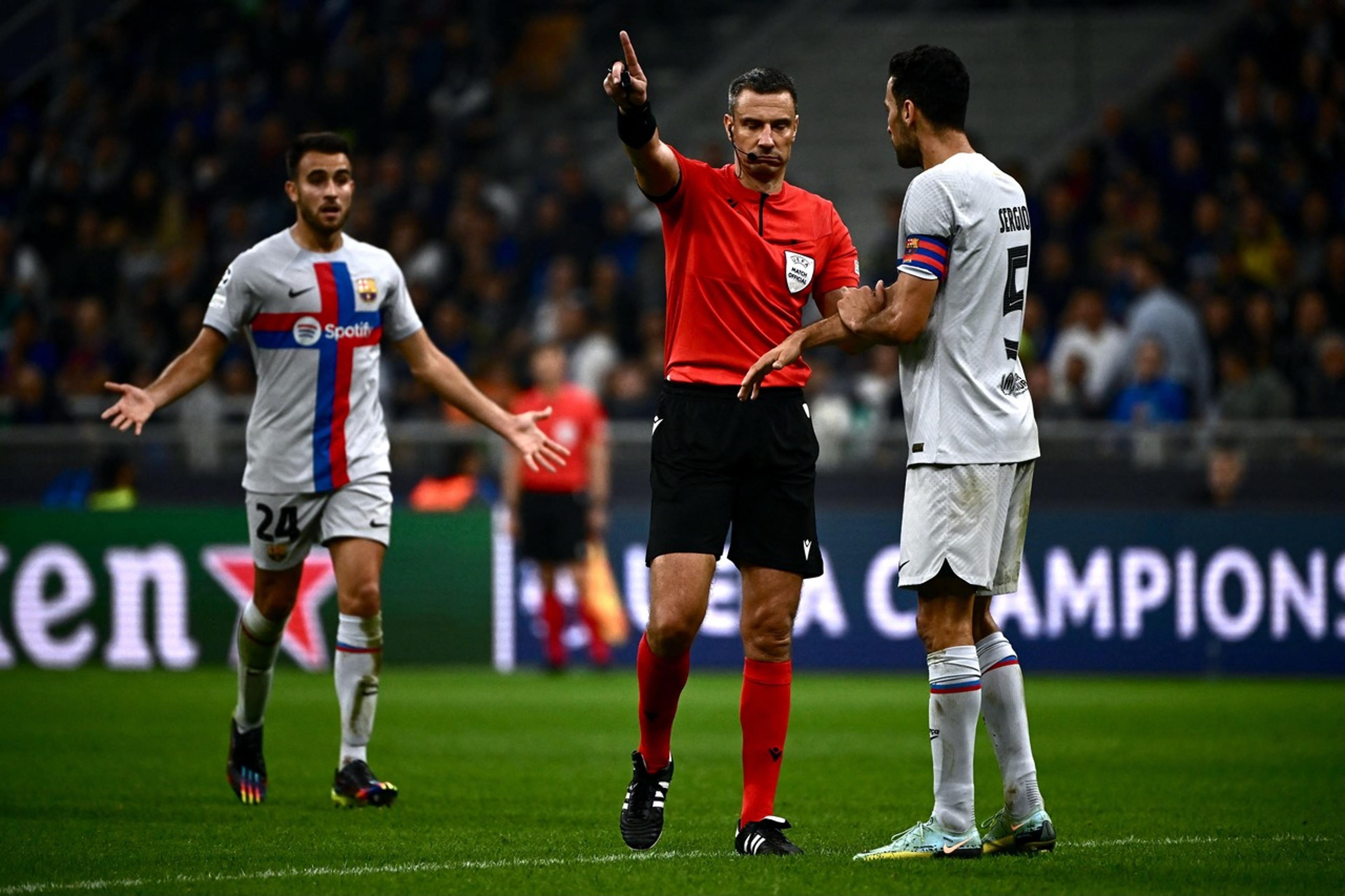 Após polêmica em derrota do Barcelona na Champions, Uefa decide não punir equipe de arbitragem