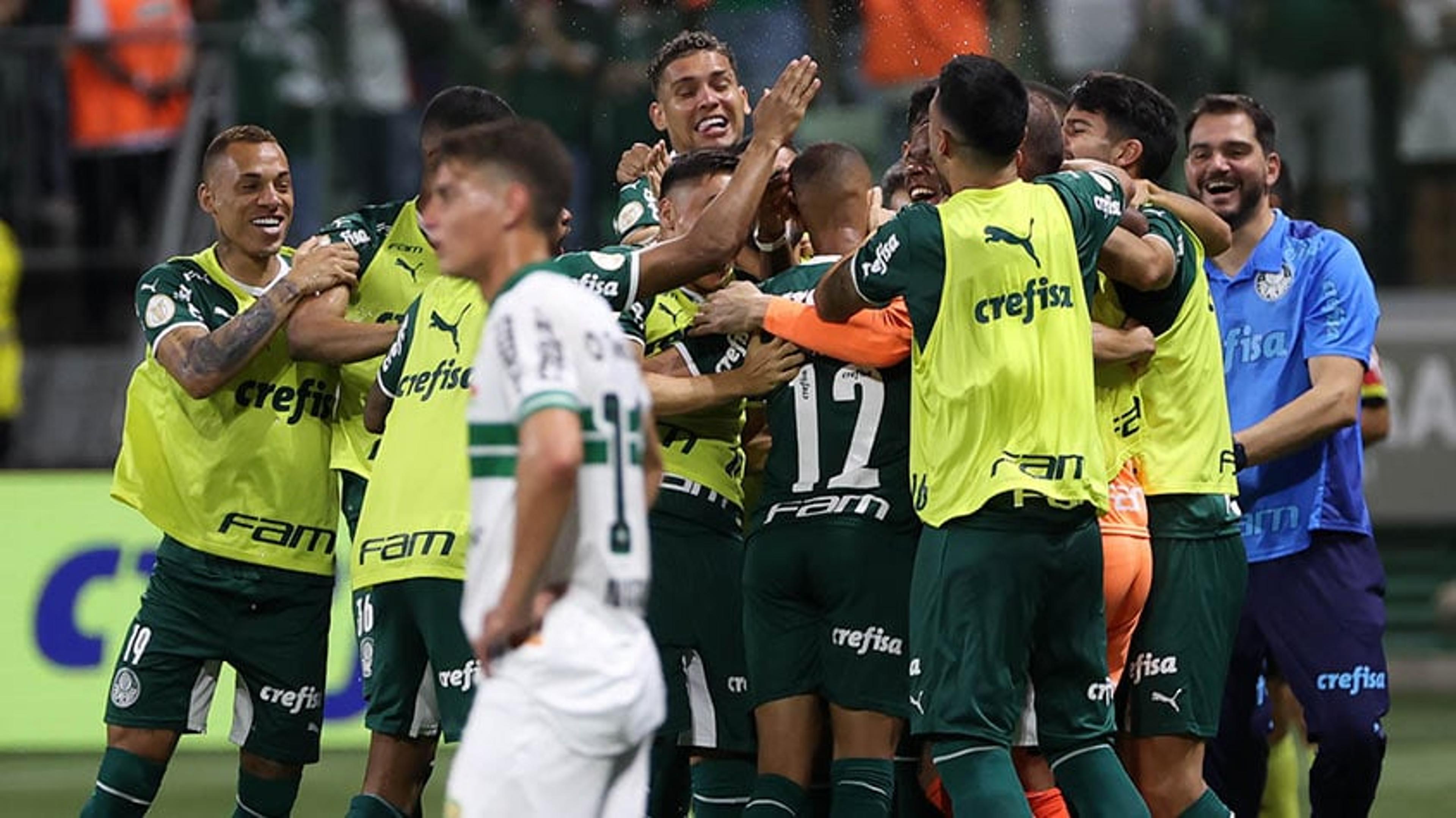 Endrick estreia, Palmeiras goleia o Coritiba e abre 12 pontos na liderança do Brasileirão