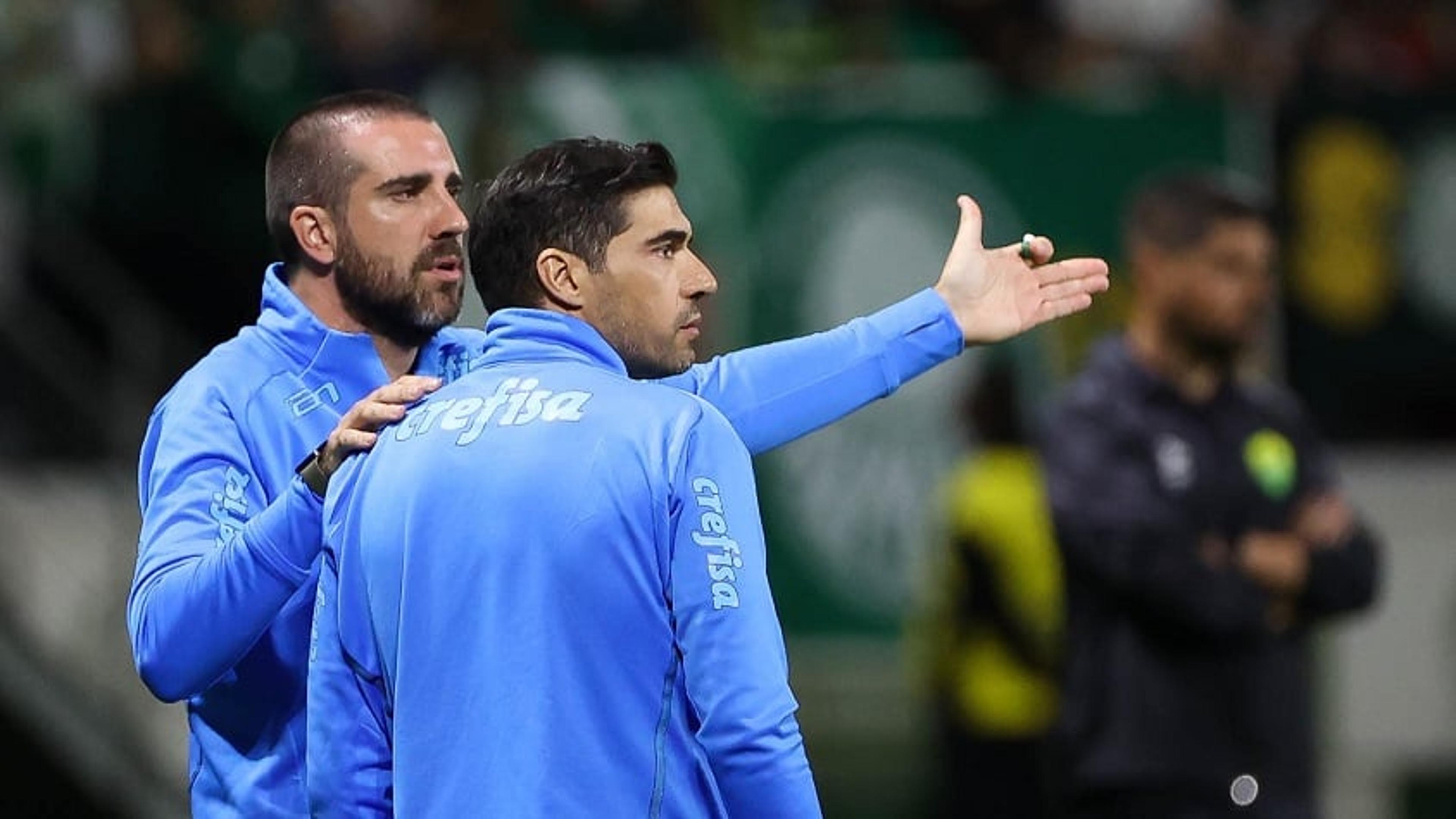 VÍDEO: Comissão de Abel Ferreira comemora 100ª vitória no Palmeiras; veja homenagem