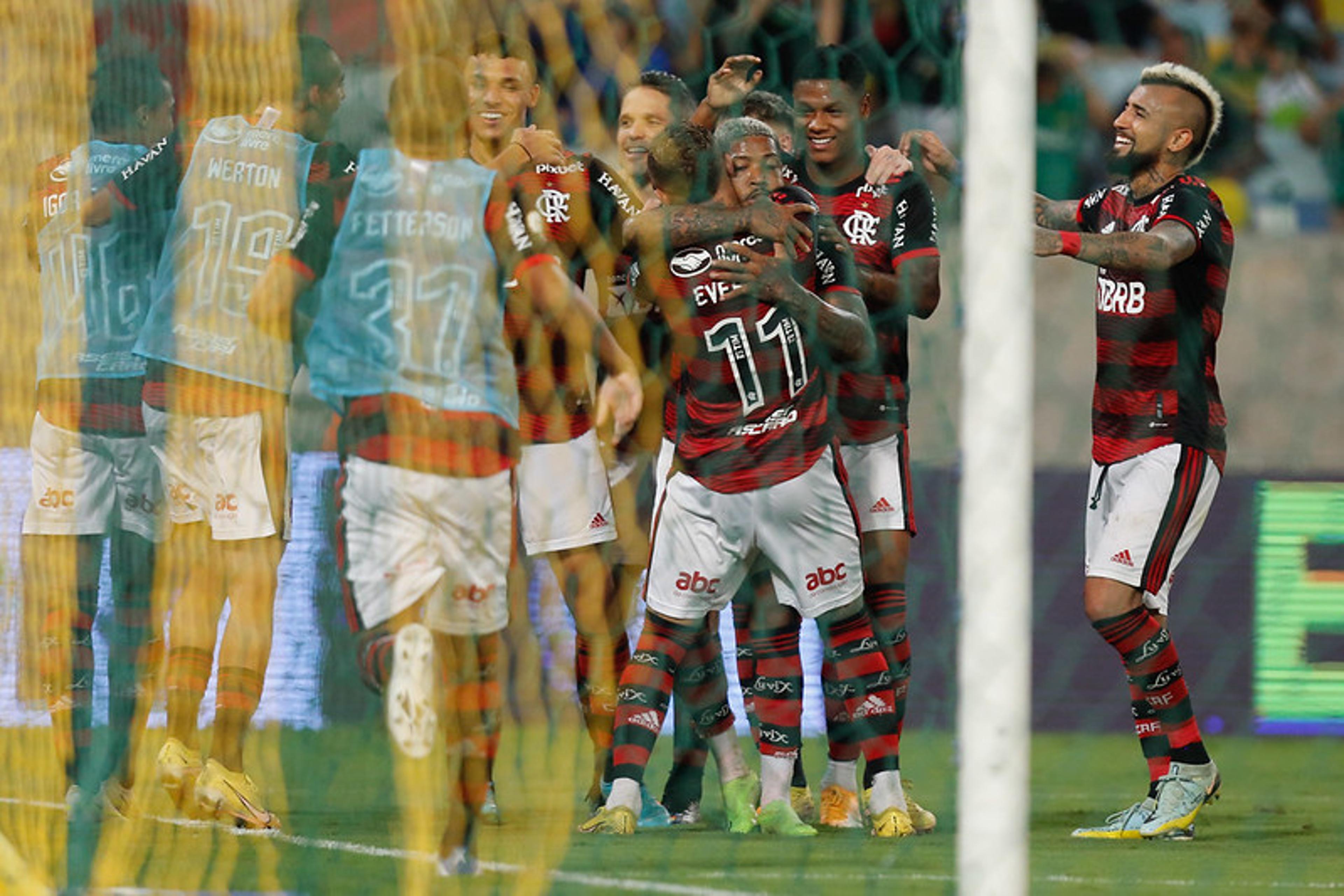 Com reservas, Flamengo vence o Cuiabá e volta ao G4 do Brasileirão