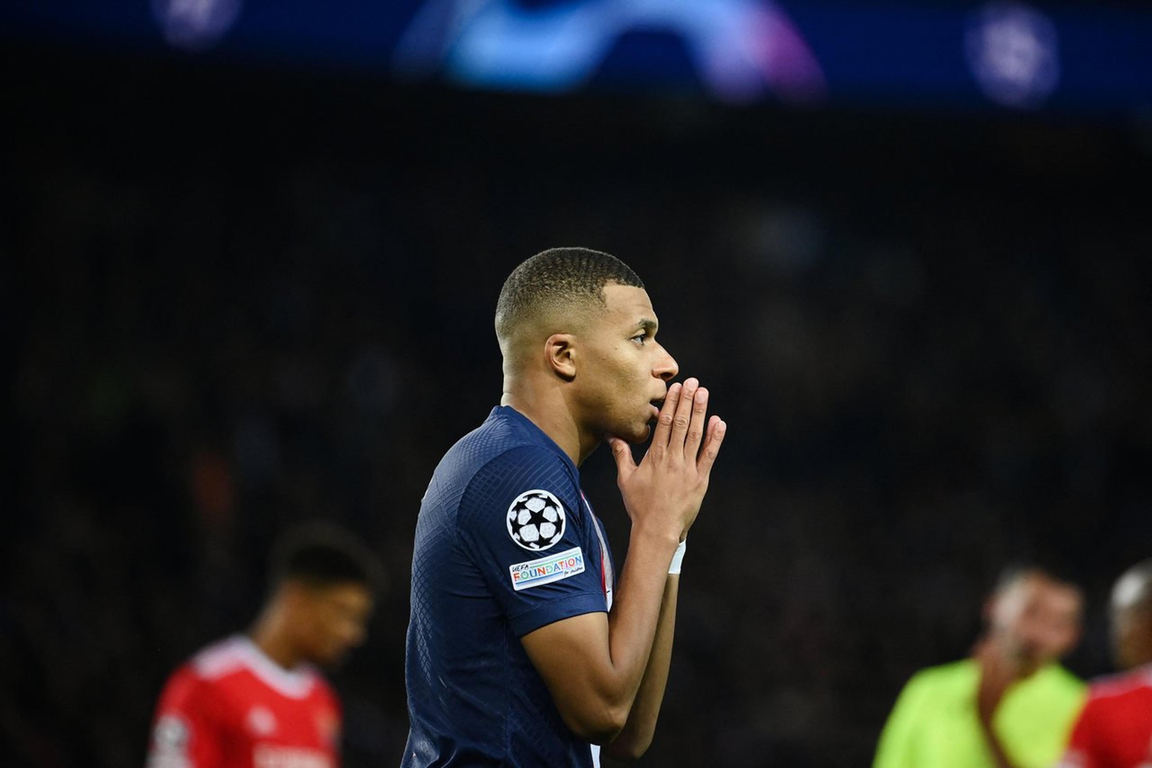 Lenda da Premier League convida Mbappé para jogar em gigante inglês