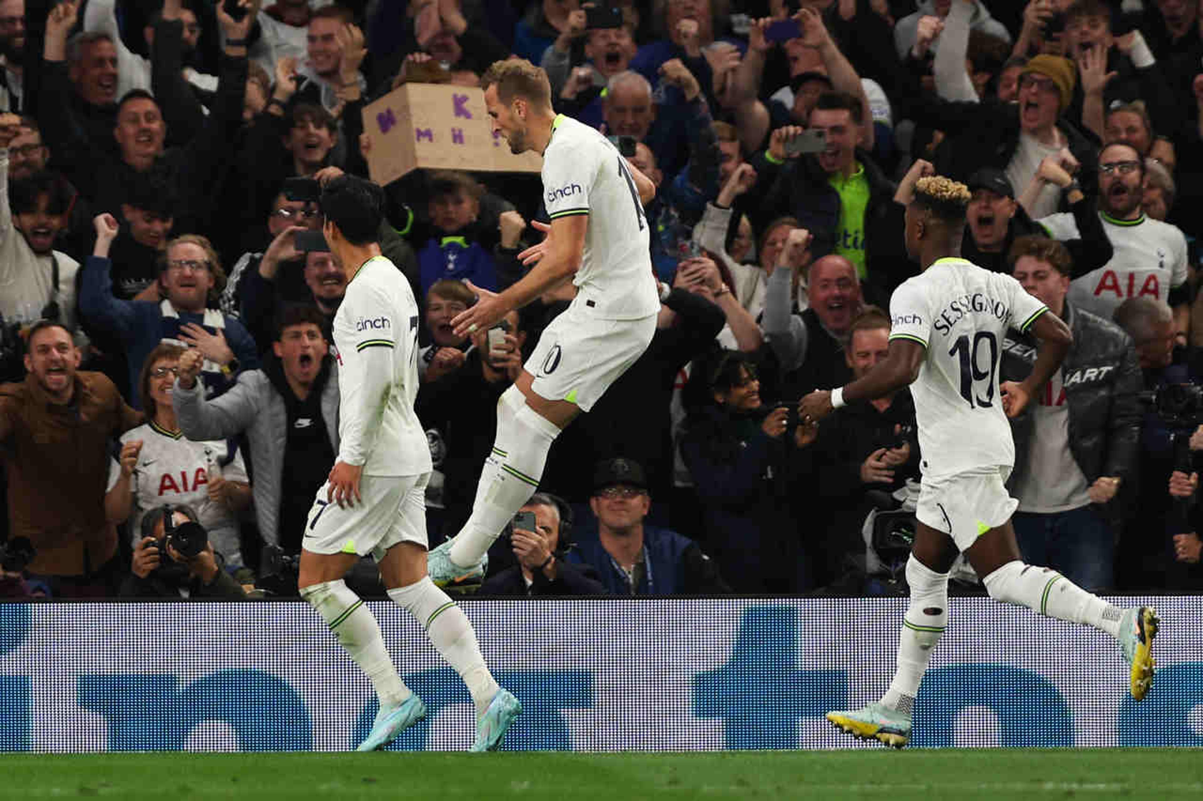 Kane e Son brilham, e Tottenham vence Frankfurt em casa na Champions League