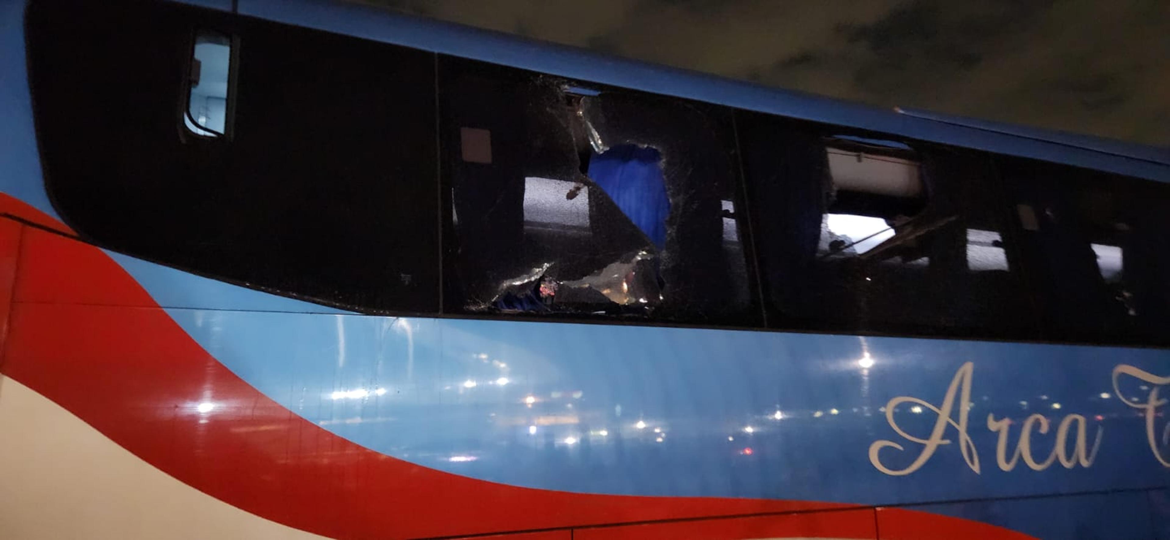 VÍDEO: Ônibus da torcida do Flamengo é apedrejado na chegada ao jogo contra o Corinthians